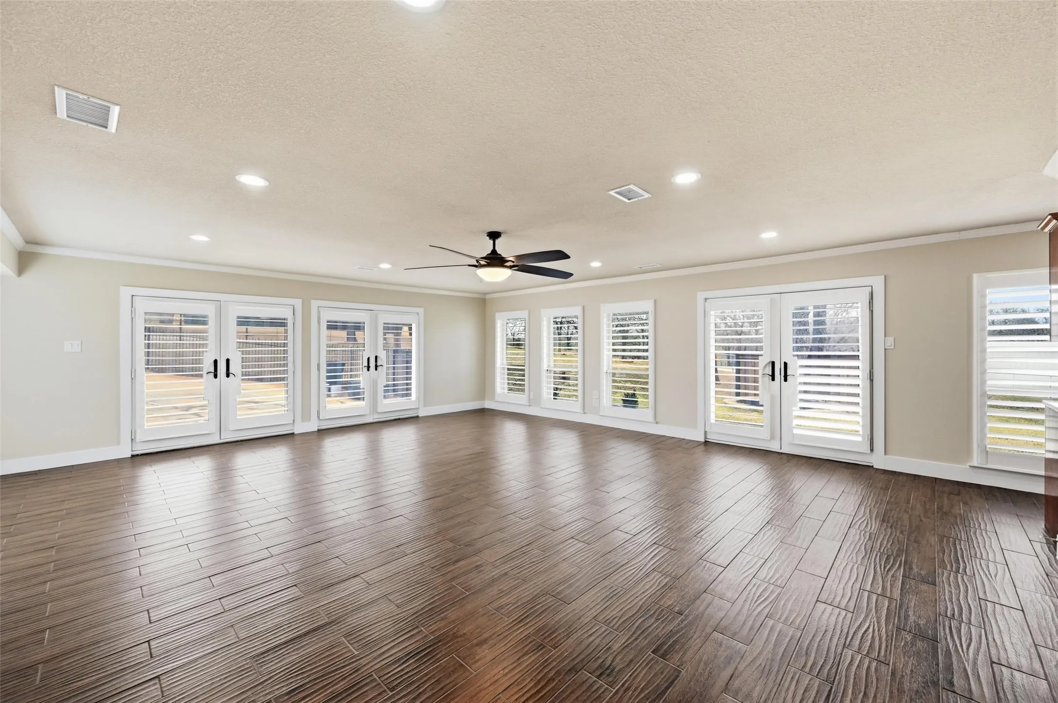Single Family Residence For Sale in Tarrant County , 7401 Bent Trail, Mansfield, Texas 76063, 4 Bedroom, 3 Bathroom, Garage spaces, 3,490 Sqft, built in 1987, Preowned, mls#21196156, Real Estate Agent in Mansfield, Homes For Sale in Tarrant county, Homes For Sale in Mansfield, Realtor in Mansfield Texas, Real Estate Brokerage Independent Realty Texas, Luminita Cordes Realtor