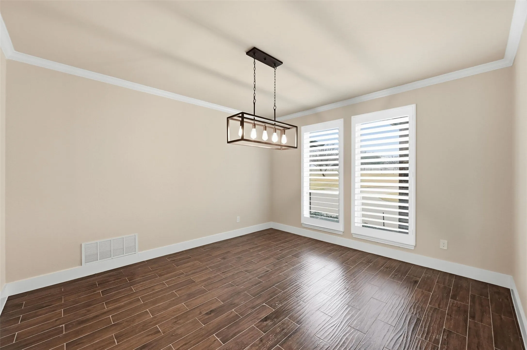 Single Family Residence For Sale in Tarrant County , 7401 Bent Trail, Mansfield, Texas 76063, 4 Bedroom, 3 Bathroom, Garage spaces, 3,490 Sqft, built in 1987, Preowned, mls#21196156, Real Estate Agent in Mansfield, Homes For Sale in Tarrant county, Homes For Sale in Mansfield, Realtor in Mansfield Texas, Real Estate Brokerage Independent Realty Texas, Luminita Cordes Realtor