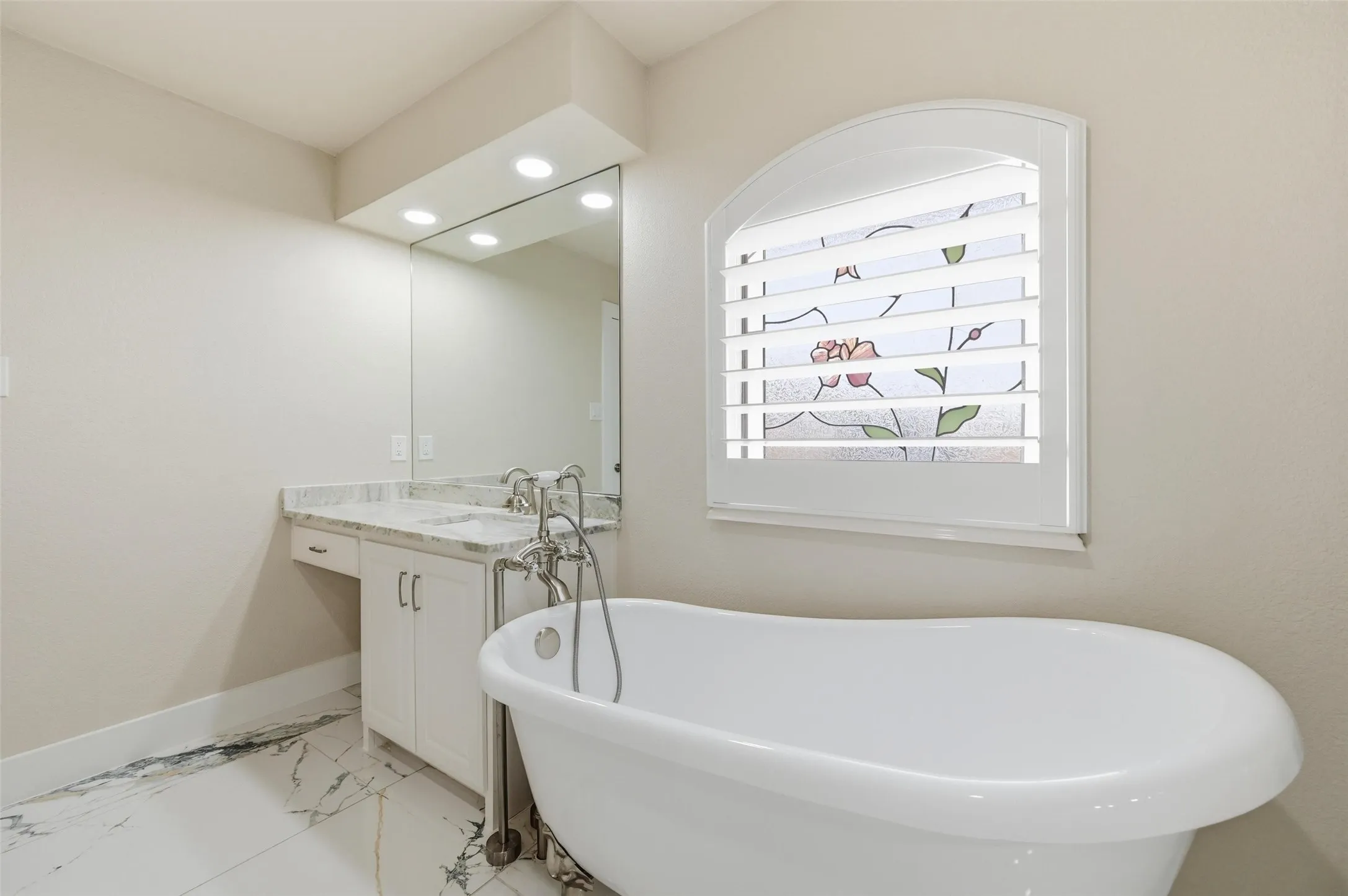 Single Family Residence For Sale in Tarrant County , 7401 Bent Trail, Mansfield, Texas 76063, 4 Bedroom, 3 Bathroom, Garage spaces, 3,490 Sqft, built in 1987, Preowned, mls#21196156, Real Estate Agent in Mansfield, Homes For Sale in Tarrant county, Homes For Sale in Mansfield, Realtor in Mansfield Texas, Real Estate Brokerage Independent Realty Texas, Luminita Cordes Realtor
