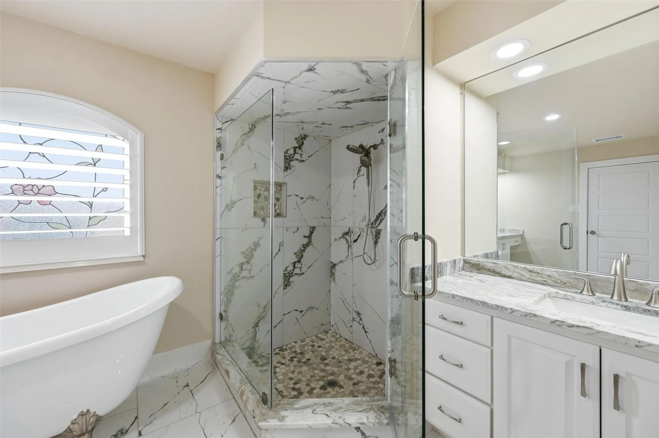Single Family Residence For Sale in Tarrant County , 7401 Bent Trail, Mansfield, Texas 76063, 4 Bedroom, 3 Bathroom, Garage spaces, 3,490 Sqft, built in 1987, Preowned, mls#21196156, Real Estate Agent in Mansfield, Homes For Sale in Tarrant county, Homes For Sale in Mansfield, Realtor in Mansfield Texas, Real Estate Brokerage Independent Realty Texas, Luminita Cordes Realtor