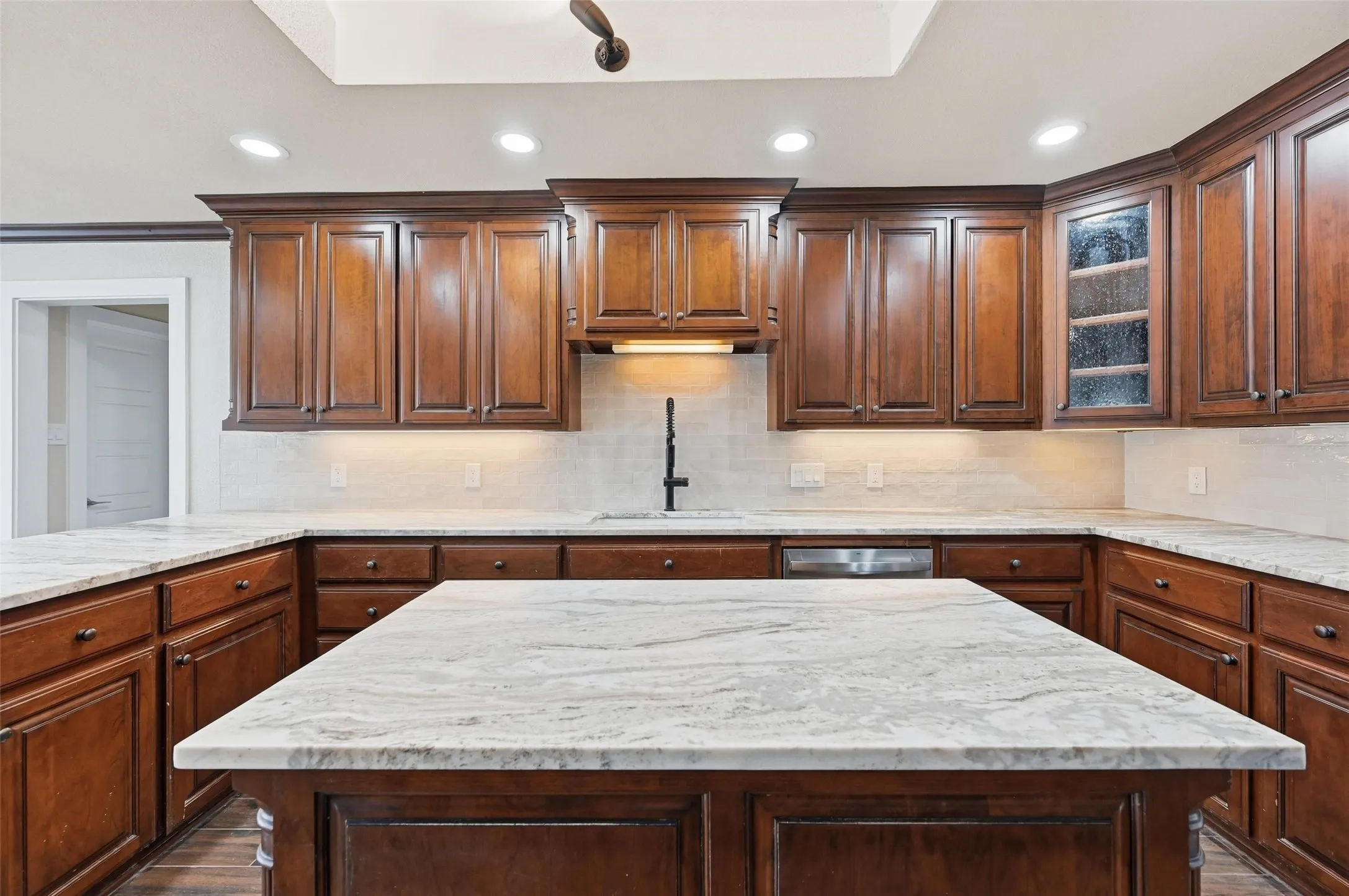 Single Family Residence For Sale in Tarrant County , 7401 Bent Trail, Mansfield, Texas 76063, 4 Bedroom, 3 Bathroom, Garage spaces, 3,490 Sqft, built in 1987, Preowned, mls#21196156, Real Estate Agent in Mansfield, Homes For Sale in Tarrant county, Homes For Sale in Mansfield, Realtor in Mansfield Texas, Real Estate Brokerage Independent Realty Texas, Luminita Cordes Realtor
