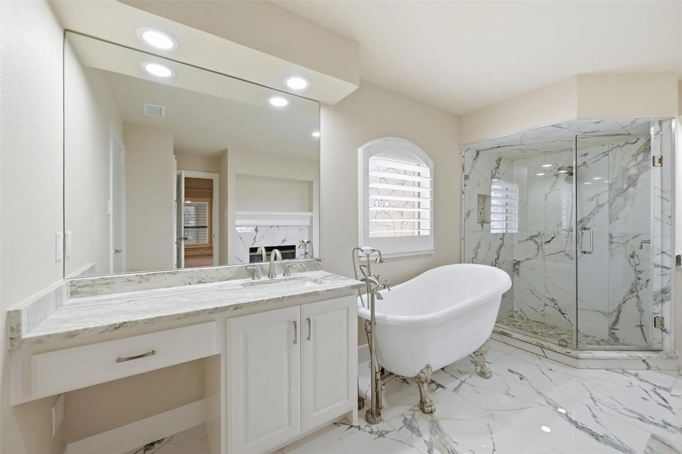 Single Family Residence For Sale in Tarrant County , 7401 Bent Trail, Mansfield, Texas 76063, 4 Bedroom, 3 Bathroom, Garage spaces, 3,490 Sqft, built in 1987, Preowned, mls#21196156, Real Estate Agent in Mansfield, Homes For Sale in Tarrant county, Homes For Sale in Mansfield, Realtor in Mansfield Texas, Real Estate Brokerage Independent Realty Texas, Luminita Cordes Realtor