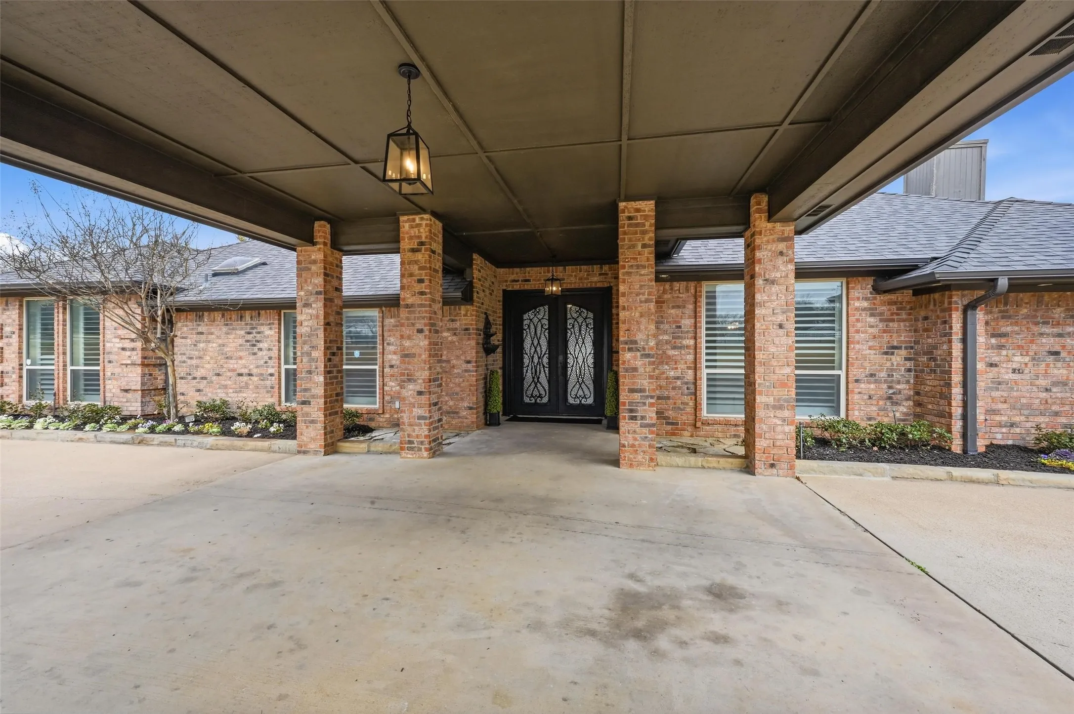 Single Family Residence For Sale in Tarrant County , 7401 Bent Trail, Mansfield, Texas 76063, 4 Bedroom, 3 Bathroom, Garage spaces, 3,490 Sqft, built in 1987, Preowned, mls#21196156, Real Estate Agent in Mansfield, Homes For Sale in Tarrant county, Homes For Sale in Mansfield, Realtor in Mansfield Texas, Real Estate Brokerage Independent Realty Texas, Luminita Cordes Realtor