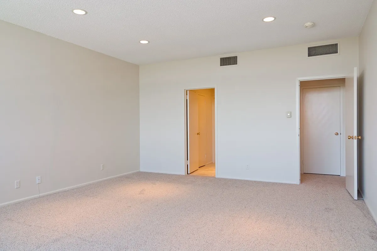 Condominium For Sale in Dallas County , 6335 W Northwest Highway 913, Dallas, Texas 75225, 2 Bedroom, 2 Bathroom, 2 Garage spaces, 1,543 Sqft, built in 1966, Preowned, mls#21194578, Real Estate Agent in Dallas, Homes For Sale in Dallas county, Homes For Sale in Dallas, Realtor in Dallas Texas, Real Estate Brokerage Independent Realty Texas, Luminita Cordes Realtor