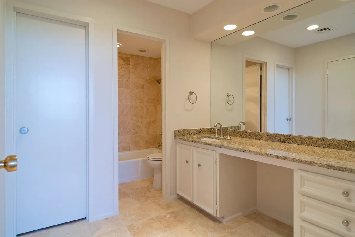 Condominium For Sale in Dallas County , 6335 W Northwest Highway 913, Dallas, Texas 75225, 2 Bedroom, 2 Bathroom, 2 Garage spaces, 1,543 Sqft, built in 1966, Preowned, mls#21194578, Real Estate Agent in Dallas, Homes For Sale in Dallas county, Homes For Sale in Dallas, Realtor in Dallas Texas, Real Estate Brokerage Independent Realty Texas, Luminita Cordes Realtor