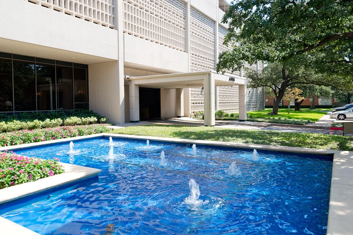 Condominium For Sale in Dallas County , 6335 W Northwest Highway 913, Dallas, Texas 75225, 2 Bedroom, 2 Bathroom, 2 Garage spaces, 1,543 Sqft, built in 1966, Preowned, mls#21194578, Real Estate Agent in Dallas, Homes For Sale in Dallas county, Homes For Sale in Dallas, Realtor in Dallas Texas, Real Estate Brokerage Independent Realty Texas, Luminita Cordes Realtor