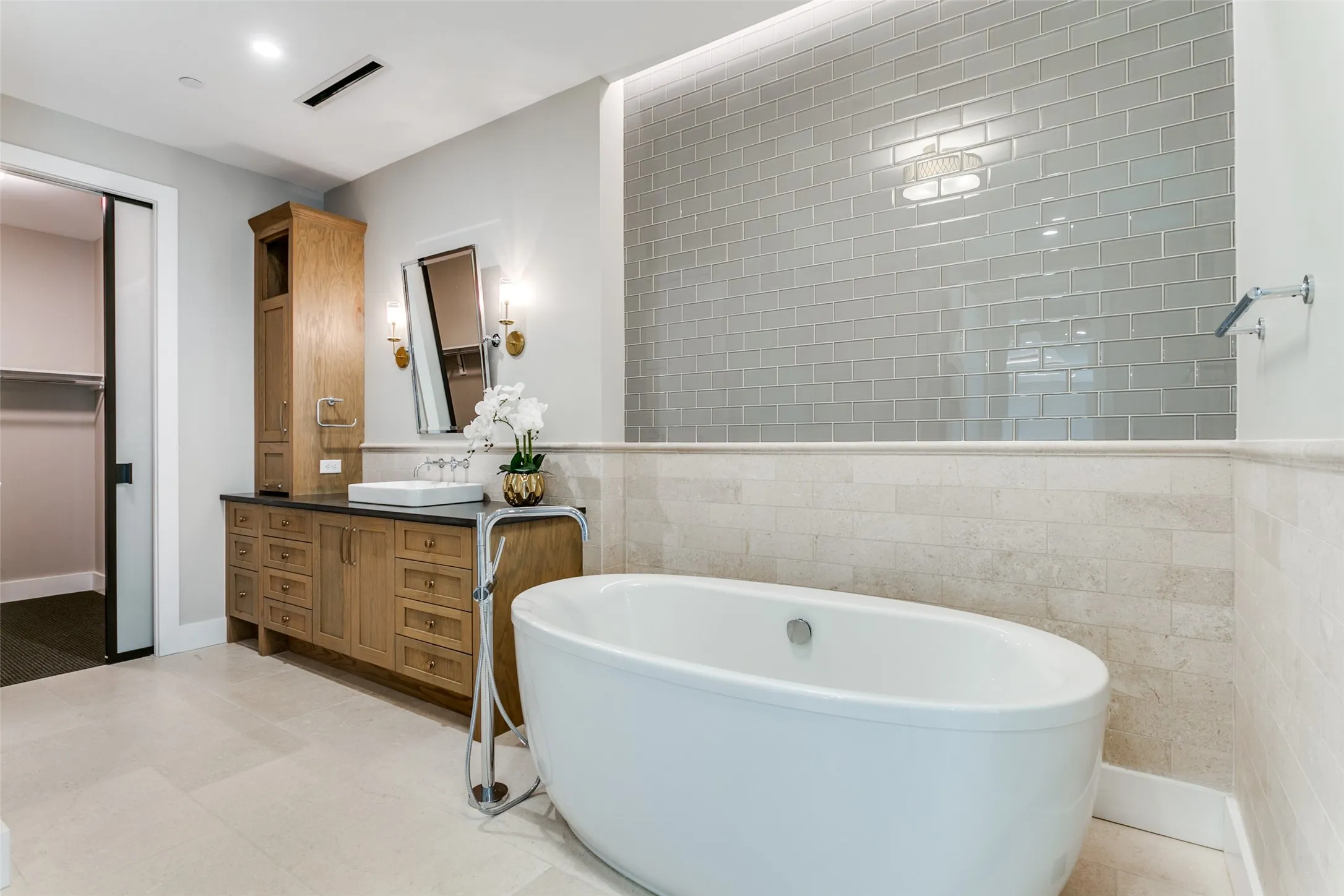 Condominium For Sale in Tarrant County , 350 Central Avenue 206, Southlake, Texas 76092, 3 Bedroom, 3 Bathroom, 2 Garage spaces, 2,470 Sqft, built in 2020, Preowned, mls#21188219, Real Estate Agent in Southlake, Homes For Sale in Tarrant county, Homes For Sale in Southlake, Realtor in Southlake Texas, Real Estate Brokerage Independent Realty Texas, Luminita Cordes Realtor