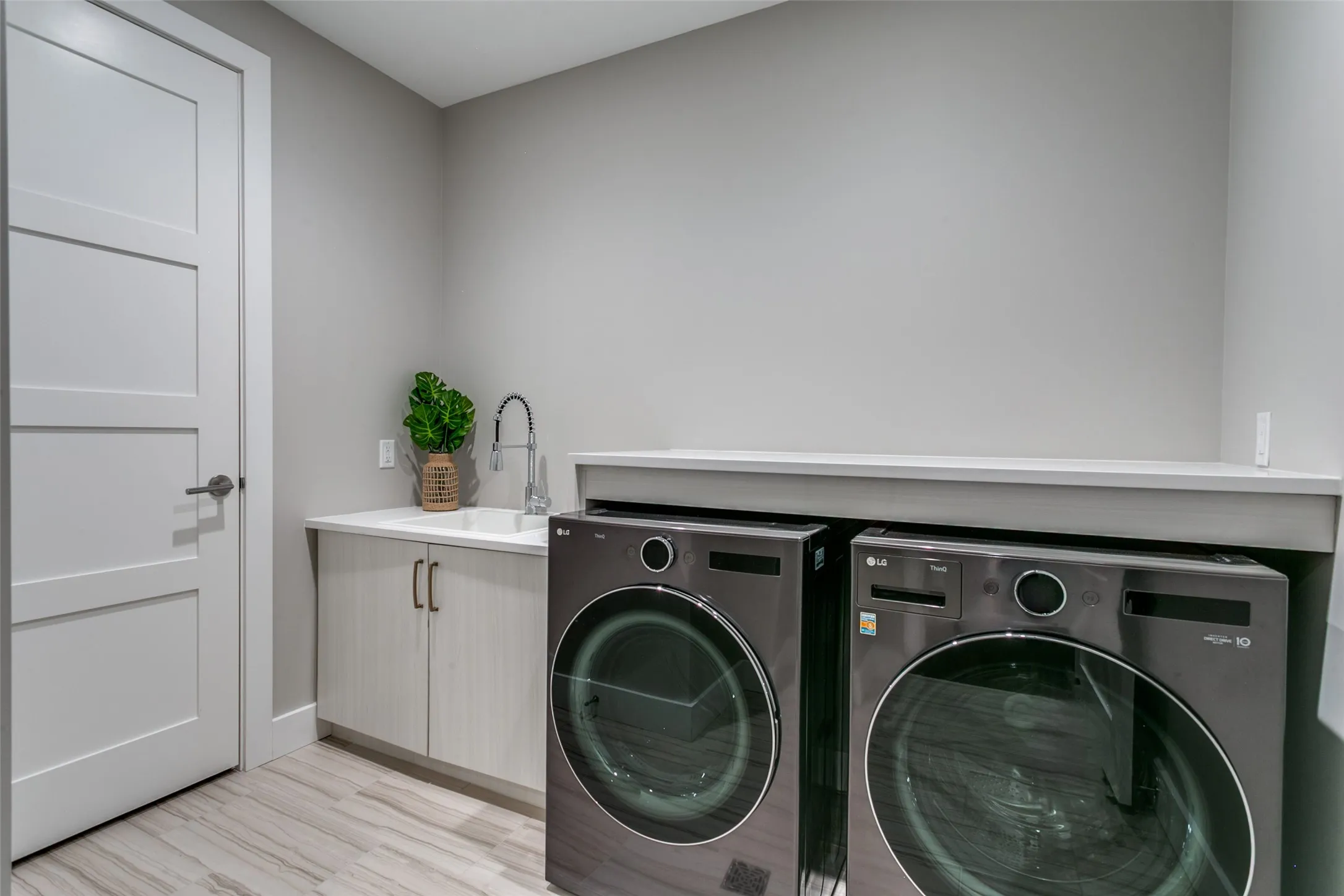 Condominium For Sale in Tarrant County , 350 Central Avenue 206, Southlake, Texas 76092, 3 Bedroom, 3 Bathroom, 2 Garage spaces, 2,470 Sqft, built in 2020, Preowned, mls#21188219, Real Estate Agent in Southlake, Homes For Sale in Tarrant county, Homes For Sale in Southlake, Realtor in Southlake Texas, Real Estate Brokerage Independent Realty Texas, Luminita Cordes Realtor