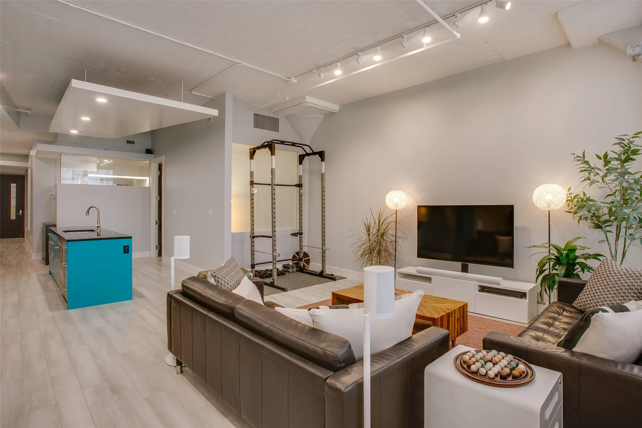Condominium For Sale in Tarrant County , 2600 W 7th Street 2614, Fort Worth, Texas 76107, 2 Bedroom, 2 Bathroom, 2 Garage spaces, 1,546 Sqft, built in 1928, mls#21196890, Real Estate Agent in Fort Worth, Homes For Sale in Tarrant county, Homes For Sale in Fort Worth, Realtor in Fort Worth Texas, Real Estate Brokerage Independent Realty Texas, Luminita Cordes Realtor