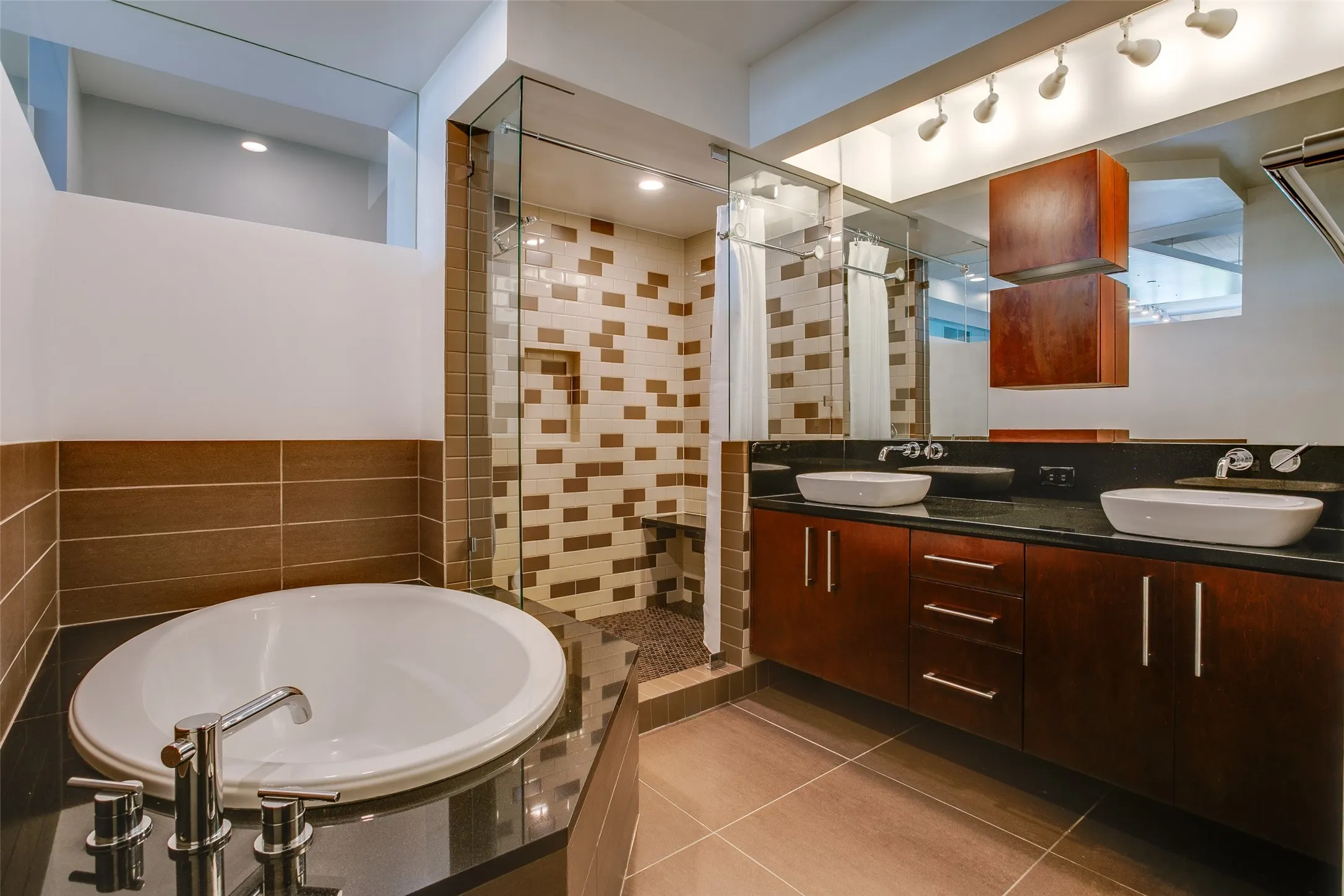 Condominium For Sale in Tarrant County , 2600 W 7th Street 2614, Fort Worth, Texas 76107, 2 Bedroom, 2 Bathroom, 2 Garage spaces, 1,546 Sqft, built in 1928, mls#21196890, Real Estate Agent in Fort Worth, Homes For Sale in Tarrant county, Homes For Sale in Fort Worth, Realtor in Fort Worth Texas, Real Estate Brokerage Independent Realty Texas, Luminita Cordes Realtor
