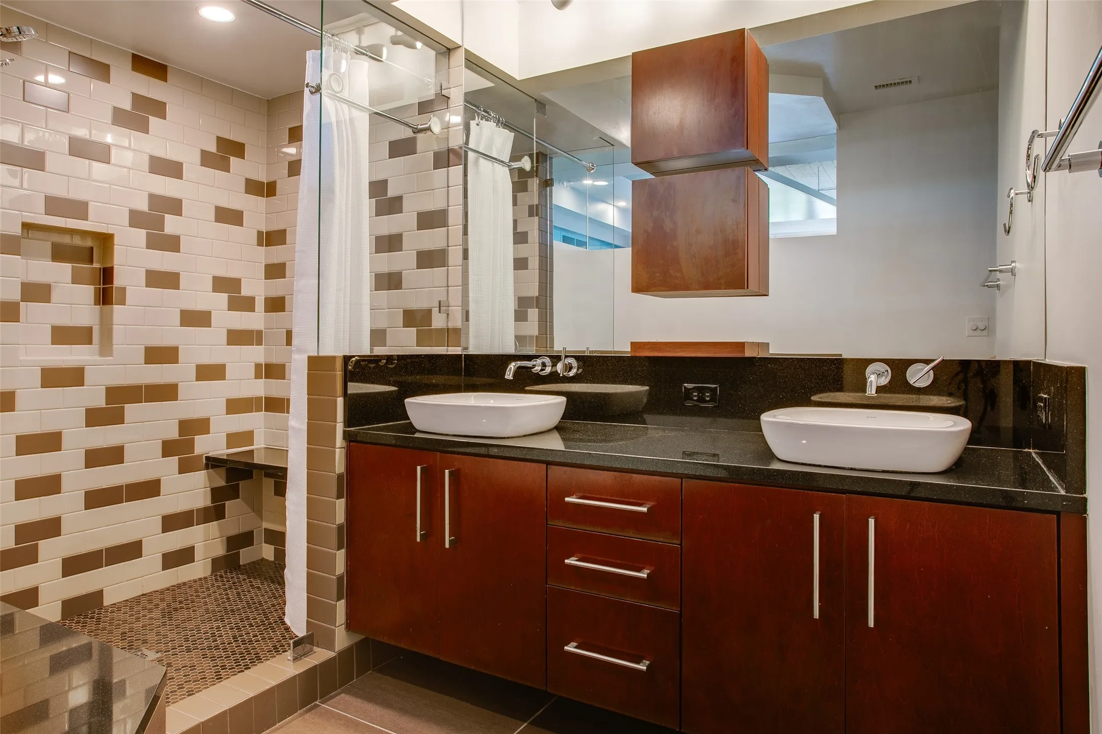 Condominium For Sale in Tarrant County , 2600 W 7th Street 2614, Fort Worth, Texas 76107, 2 Bedroom, 2 Bathroom, 2 Garage spaces, 1,546 Sqft, built in 1928, mls#21196890, Real Estate Agent in Fort Worth, Homes For Sale in Tarrant county, Homes For Sale in Fort Worth, Realtor in Fort Worth Texas, Real Estate Brokerage Independent Realty Texas, Luminita Cordes Realtor