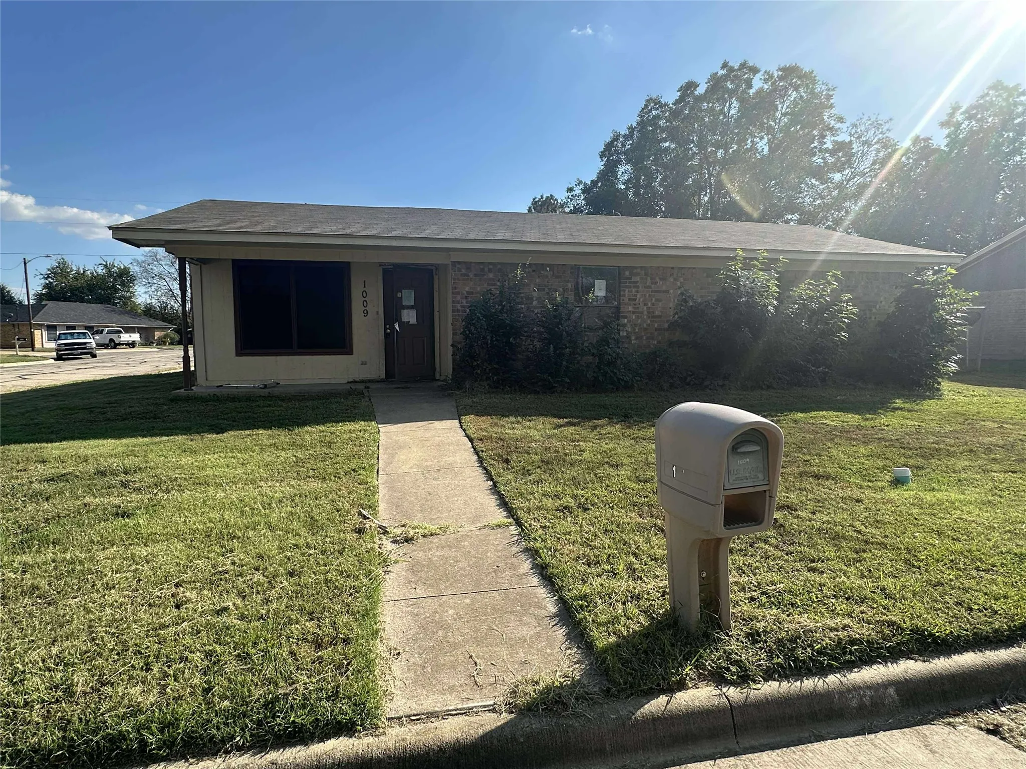 Single Family Residence For Sale in Hopkins County , 1009 Camp Street, Sulphur Springs, Texas 75482, 3 Bedroom, 2 Bathroom, 2 Garage spaces, 1,426 Sqft, built in 1984, Preowned, mls#21197070, Real Estate Agent in Sulphur Springs, Homes For Sale in Hopkins county, Homes For Sale in Sulphur Springs, Realtor in Sulphur Springs Texas, Real Estate Brokerage Independent Realty Texas, Luminita Cordes Realtor