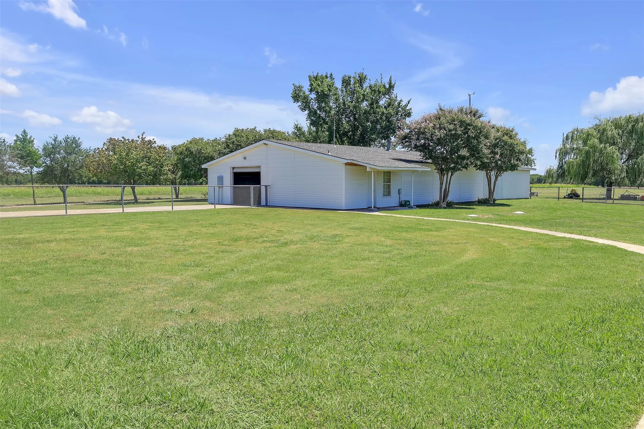 Single Family Residence For Sale in Hunt County , 3415 Fm 3211, Caddo Mills, Texas 75135, 3 Bedroom, 4 Bathroom, 1 Garage spaces, 2,266 Sqft, built in 2007, Preowned, mls#21197090, Real Estate Agent in Caddo Mills, Homes For Sale in Hunt county, Homes For Sale in Caddo Mills, Realtor in Caddo Mills Texas, Real Estate Brokerage Independent Realty Texas, Luminita Cordes Realtor