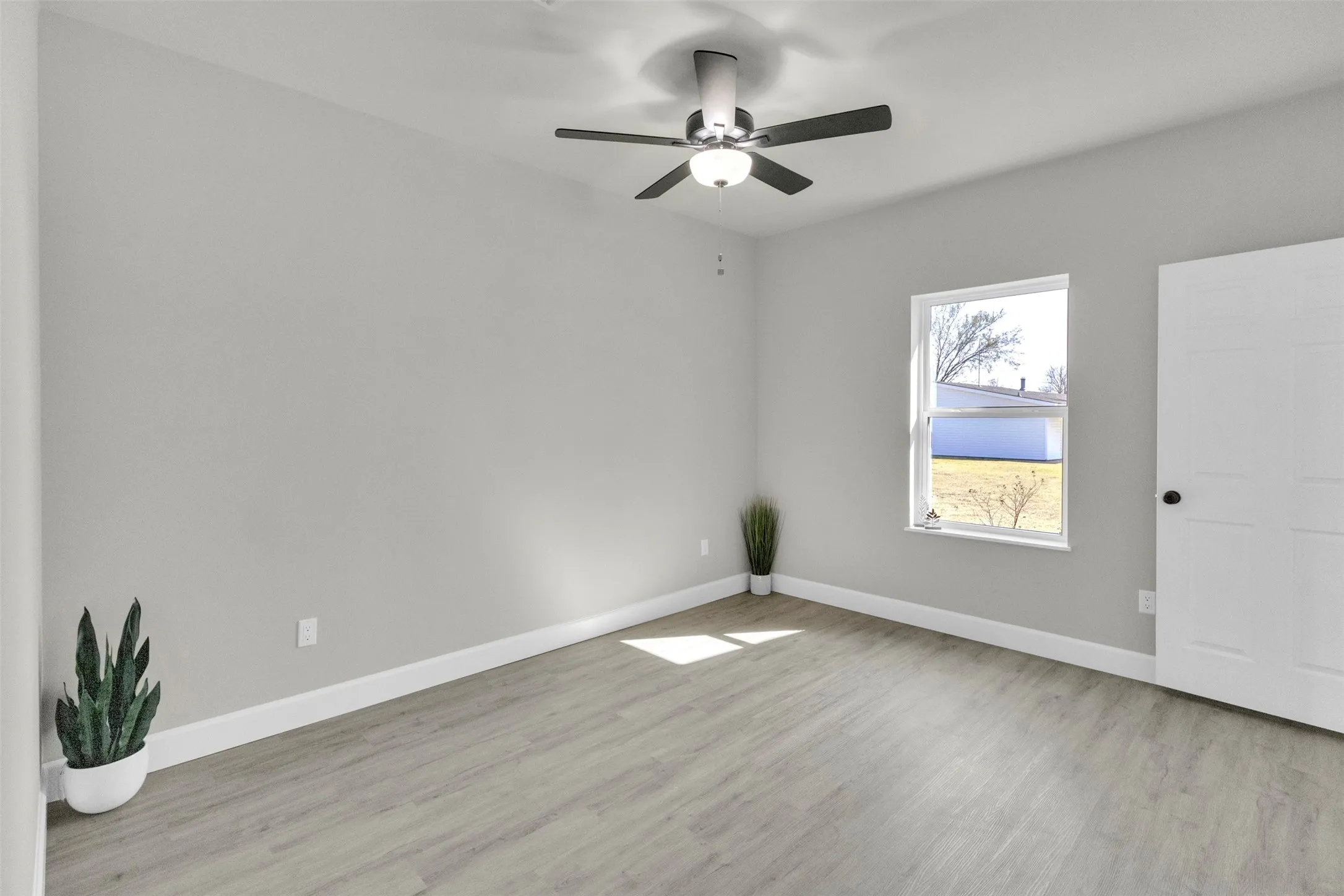 Unfurnished room with light wood-type flooring and a ceiling fan