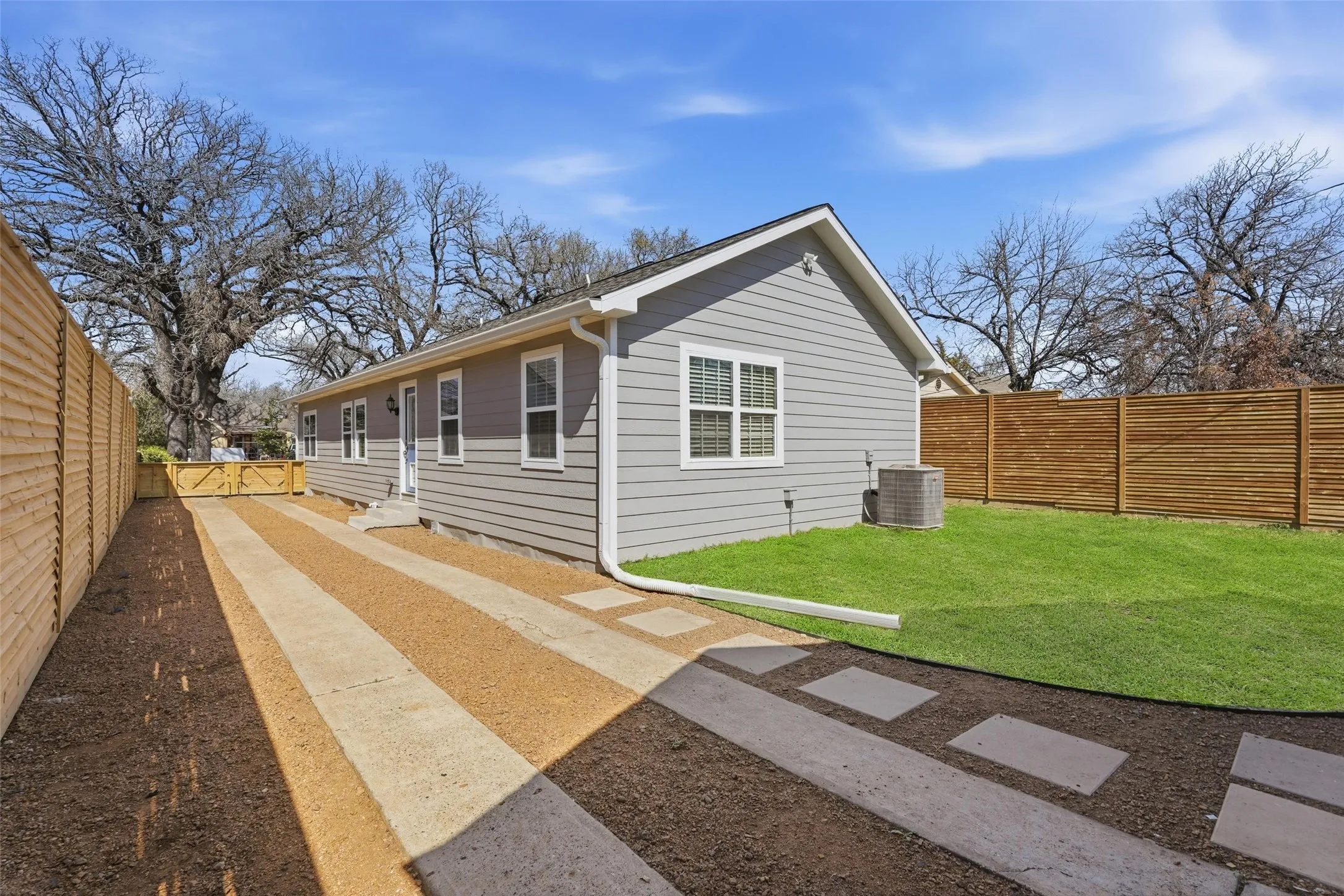Single Family Residence For Sale in Dallas County , 2518 W Amherst Avenue, Dallas, Texas 75235, 3 Bedroom, 2 Bathroom, 1 Garage spaces, 1,554 Sqft, built in 1939, mls#21195916, Real Estate Agent in Dallas, Homes For Sale in Dallas county, Homes For Sale in Dallas, Realtor in Dallas Texas, Real Estate Brokerage Independent Realty Texas, Luminita Cordes Realtor