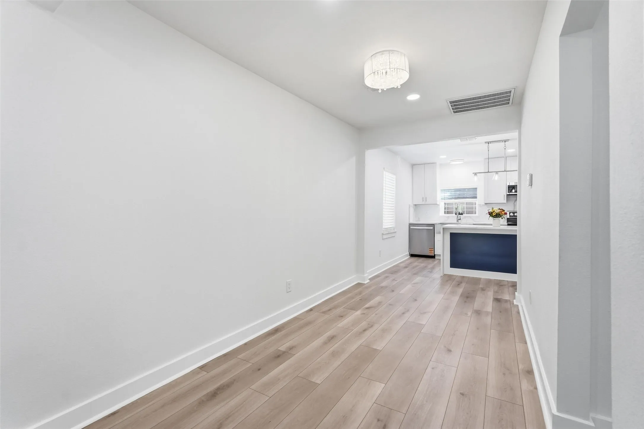 Single Family Residence For Sale in Dallas County , 2518 W Amherst Avenue, Dallas, Texas 75235, 3 Bedroom, 2 Bathroom, 1 Garage spaces, 1,554 Sqft, built in 1939, mls#21195916, Real Estate Agent in Dallas, Homes For Sale in Dallas county, Homes For Sale in Dallas, Realtor in Dallas Texas, Real Estate Brokerage Independent Realty Texas, Luminita Cordes Realtor