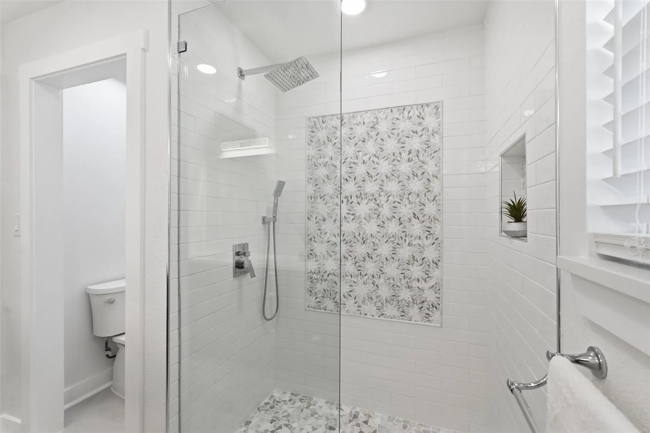 Single Family Residence For Sale in Dallas County , 2518 W Amherst Avenue, Dallas, Texas 75235, 3 Bedroom, 2 Bathroom, 1 Garage spaces, 1,554 Sqft, built in 1939, mls#21195916, Real Estate Agent in Dallas, Homes For Sale in Dallas county, Homes For Sale in Dallas, Realtor in Dallas Texas, Real Estate Brokerage Independent Realty Texas, Luminita Cordes Realtor