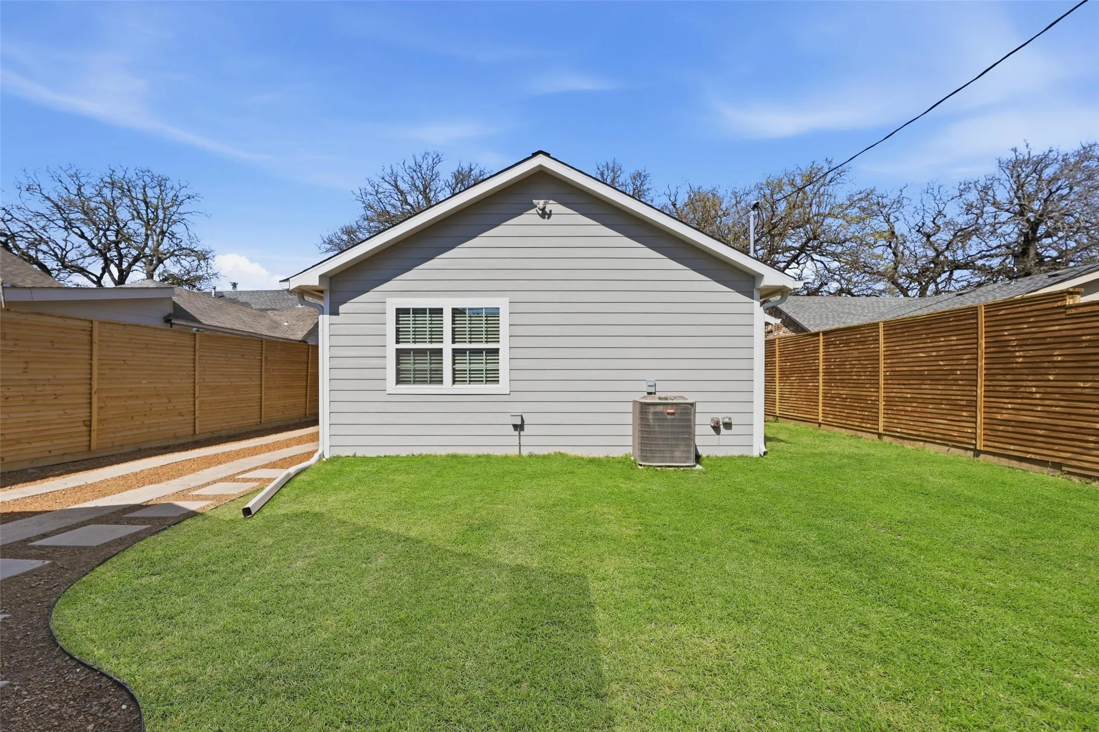 Single Family Residence For Sale in Dallas County , 2518 W Amherst Avenue, Dallas, Texas 75235, 3 Bedroom, 2 Bathroom, 1 Garage spaces, 1,554 Sqft, built in 1939, mls#21195916, Real Estate Agent in Dallas, Homes For Sale in Dallas county, Homes For Sale in Dallas, Realtor in Dallas Texas, Real Estate Brokerage Independent Realty Texas, Luminita Cordes Realtor