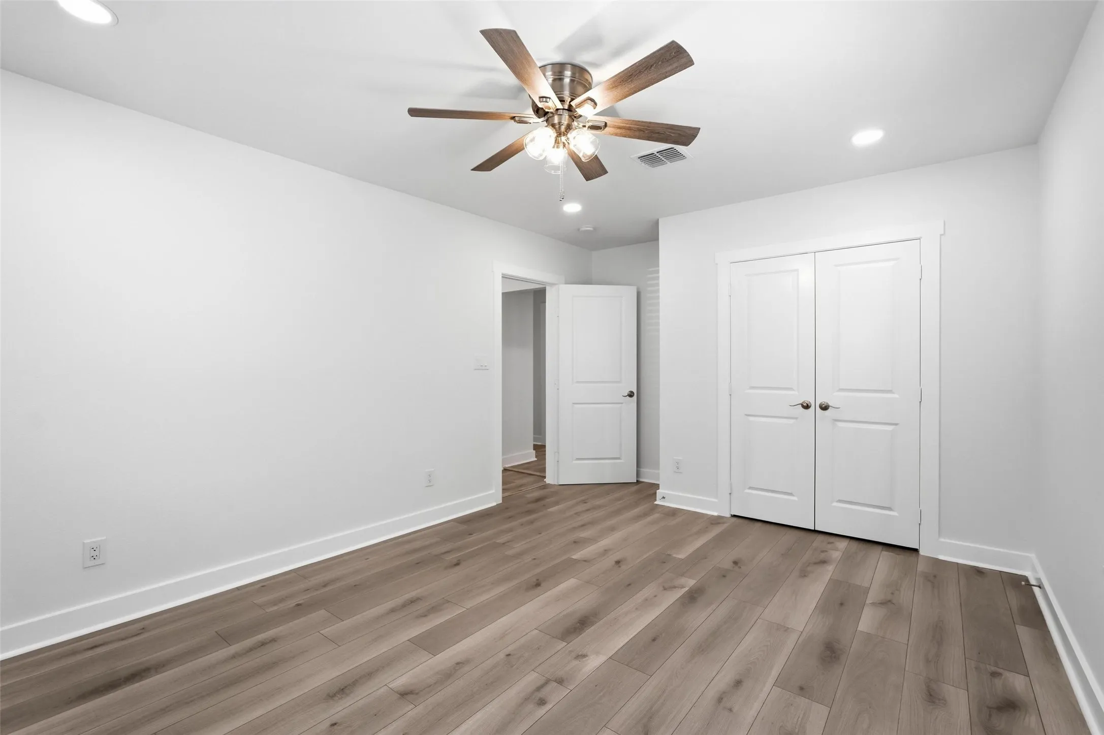 Single Family Residence For Sale in Dallas County , 2518 W Amherst Avenue, Dallas, Texas 75235, 3 Bedroom, 2 Bathroom, 1 Garage spaces, 1,554 Sqft, built in 1939, mls#21195916, Real Estate Agent in Dallas, Homes For Sale in Dallas county, Homes For Sale in Dallas, Realtor in Dallas Texas, Real Estate Brokerage Independent Realty Texas, Luminita Cordes Realtor