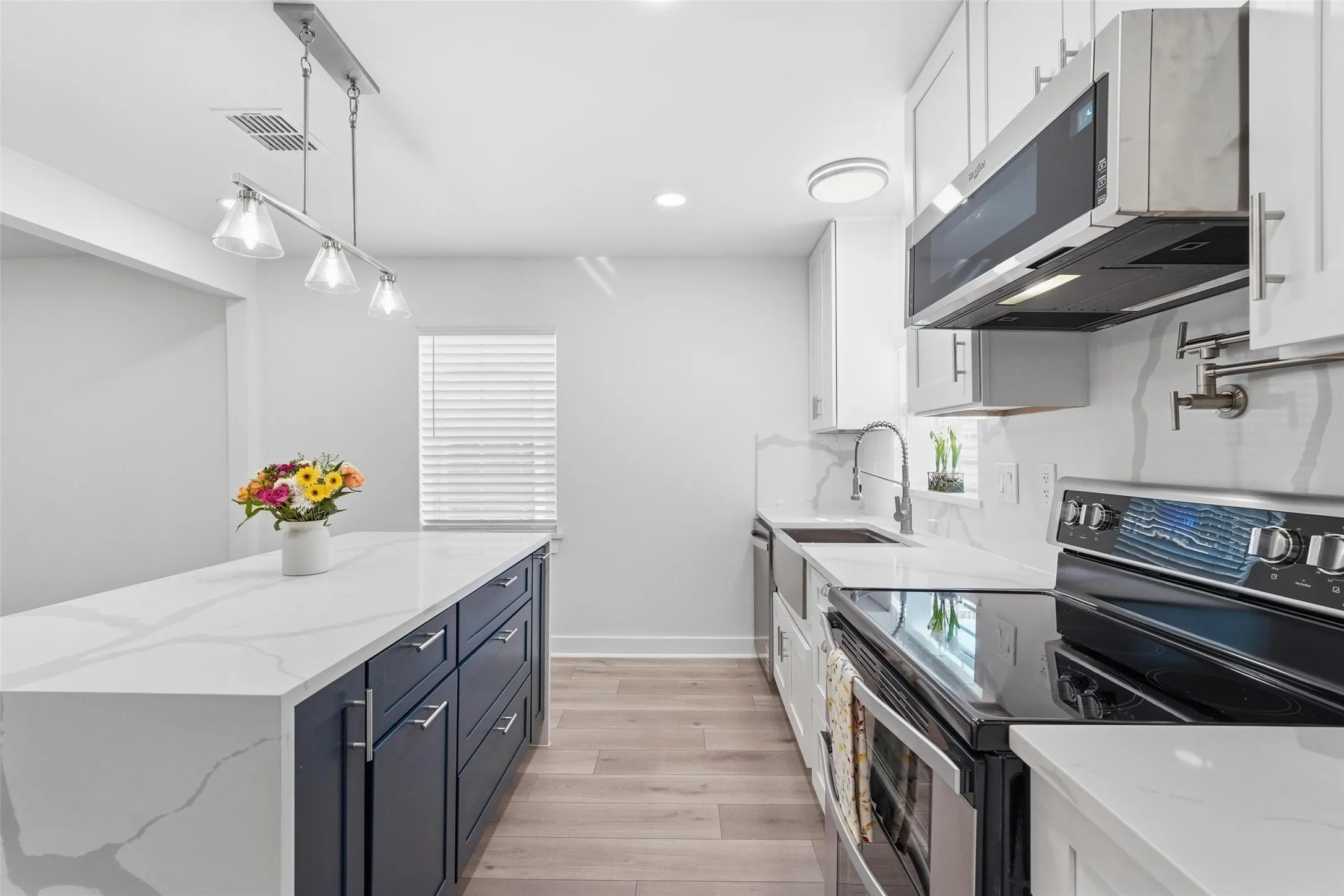 Single Family Residence For Sale in Dallas County , 2518 W Amherst Avenue, Dallas, Texas 75235, 3 Bedroom, 2 Bathroom, 1 Garage spaces, 1,554 Sqft, built in 1939, mls#21195916, Real Estate Agent in Dallas, Homes For Sale in Dallas county, Homes For Sale in Dallas, Realtor in Dallas Texas, Real Estate Brokerage Independent Realty Texas, Luminita Cordes Realtor