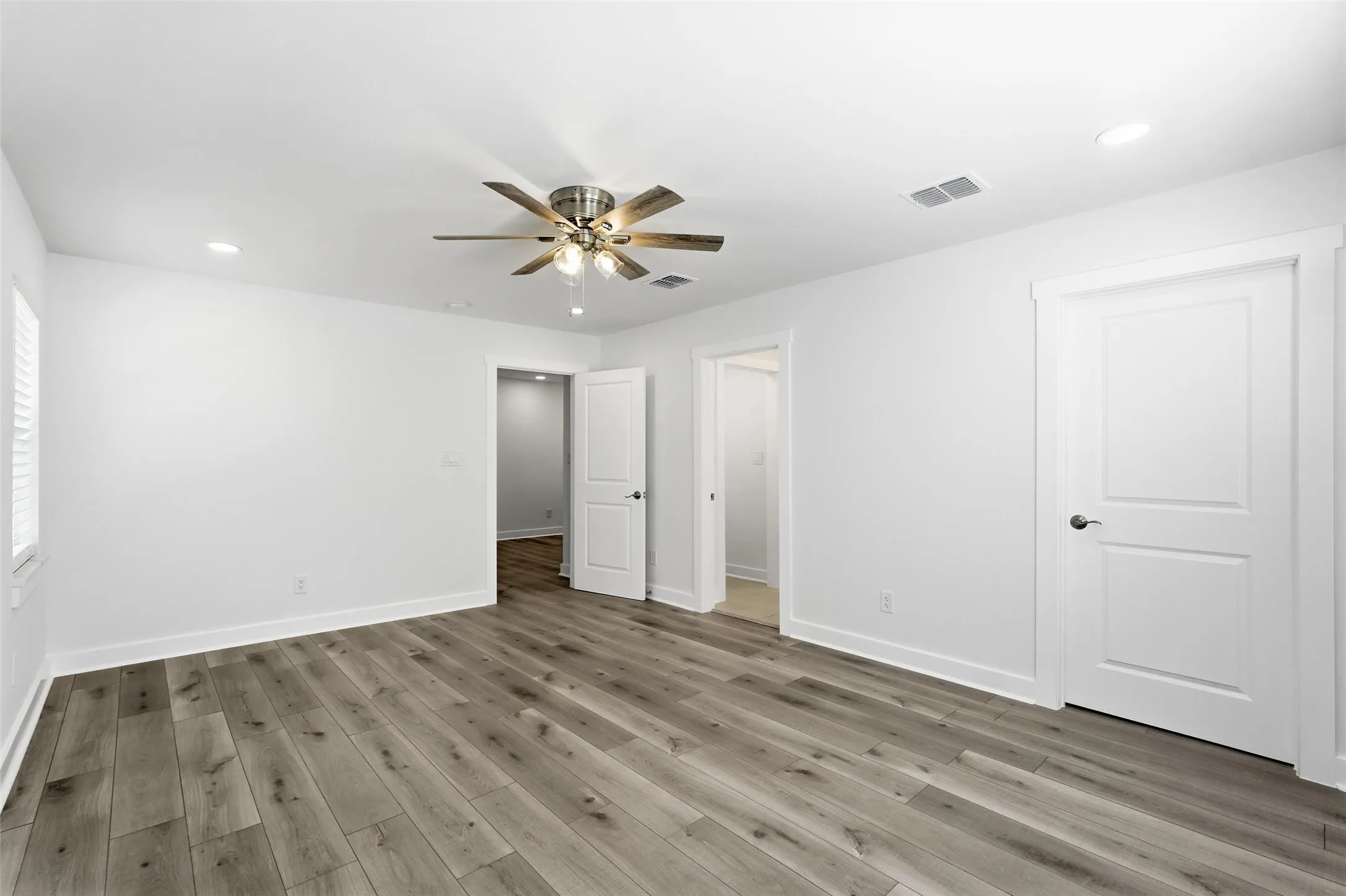 Single Family Residence For Sale in Dallas County , 2518 W Amherst Avenue, Dallas, Texas 75235, 3 Bedroom, 2 Bathroom, 1 Garage spaces, 1,554 Sqft, built in 1939, mls#21195916, Real Estate Agent in Dallas, Homes For Sale in Dallas county, Homes For Sale in Dallas, Realtor in Dallas Texas, Real Estate Brokerage Independent Realty Texas, Luminita Cordes Realtor