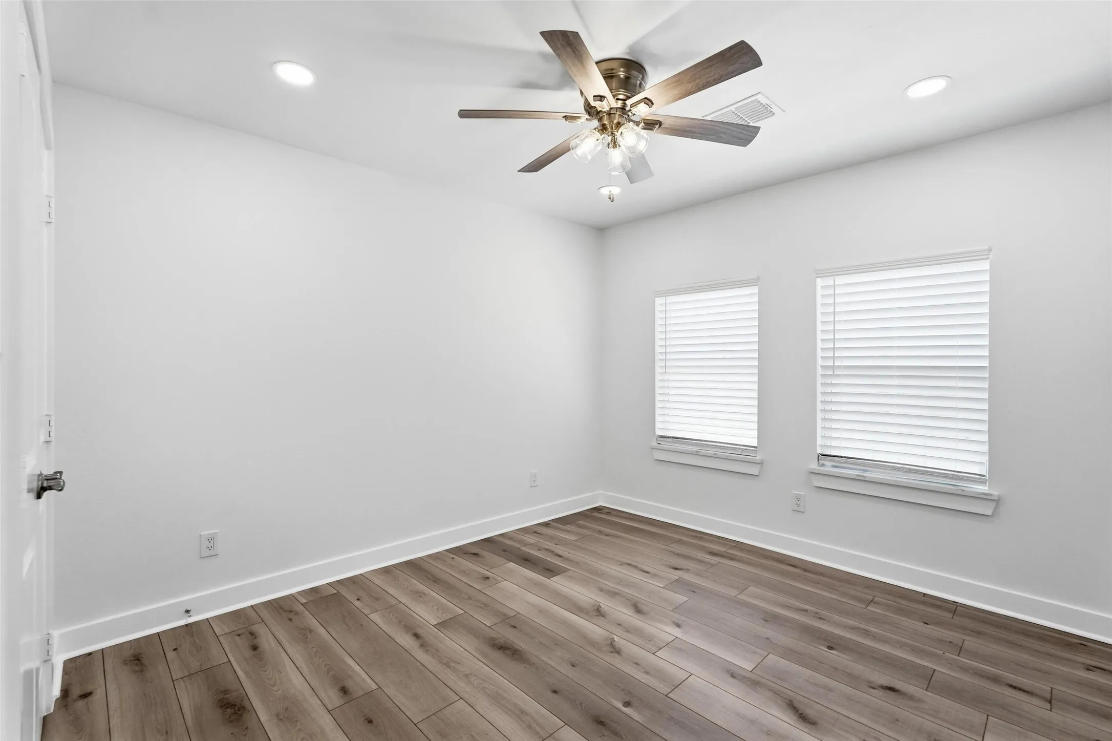 Single Family Residence For Sale in Dallas County , 2518 W Amherst Avenue, Dallas, Texas 75235, 3 Bedroom, 2 Bathroom, 1 Garage spaces, 1,554 Sqft, built in 1939, mls#21195916, Real Estate Agent in Dallas, Homes For Sale in Dallas county, Homes For Sale in Dallas, Realtor in Dallas Texas, Real Estate Brokerage Independent Realty Texas, Luminita Cordes Realtor