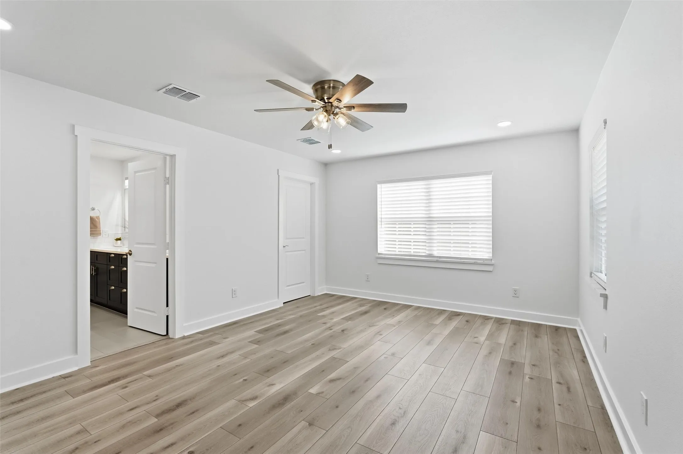Single Family Residence For Sale in Dallas County , 2518 W Amherst Avenue, Dallas, Texas 75235, 3 Bedroom, 2 Bathroom, 1 Garage spaces, 1,554 Sqft, built in 1939, mls#21195916, Real Estate Agent in Dallas, Homes For Sale in Dallas county, Homes For Sale in Dallas, Realtor in Dallas Texas, Real Estate Brokerage Independent Realty Texas, Luminita Cordes Realtor