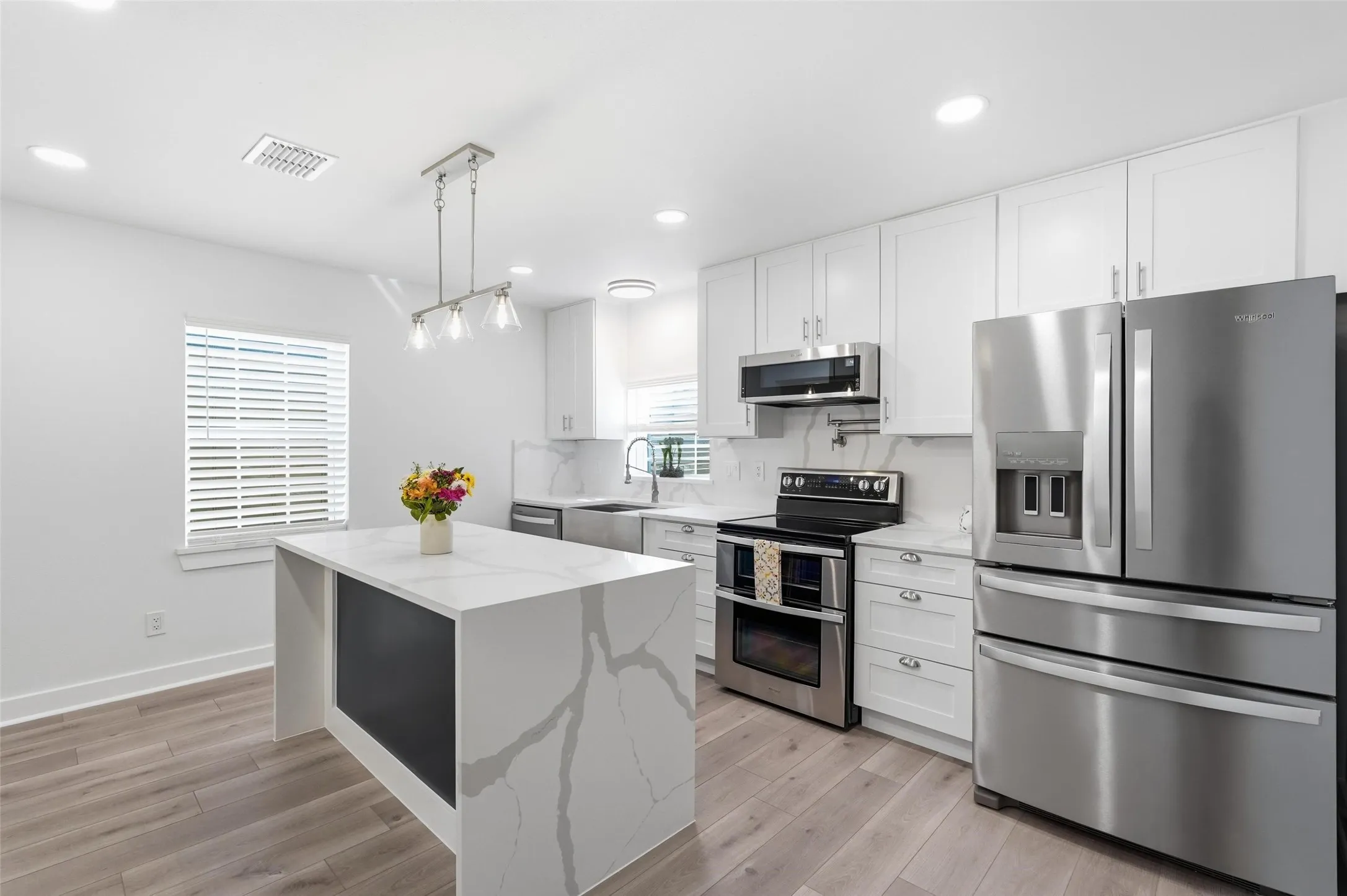 Single Family Residence For Sale in Dallas County , 2518 W Amherst Avenue, Dallas, Texas 75235, 3 Bedroom, 2 Bathroom, 1 Garage spaces, 1,554 Sqft, built in 1939, mls#21195916, Real Estate Agent in Dallas, Homes For Sale in Dallas county, Homes For Sale in Dallas, Realtor in Dallas Texas, Real Estate Brokerage Independent Realty Texas, Luminita Cordes Realtor