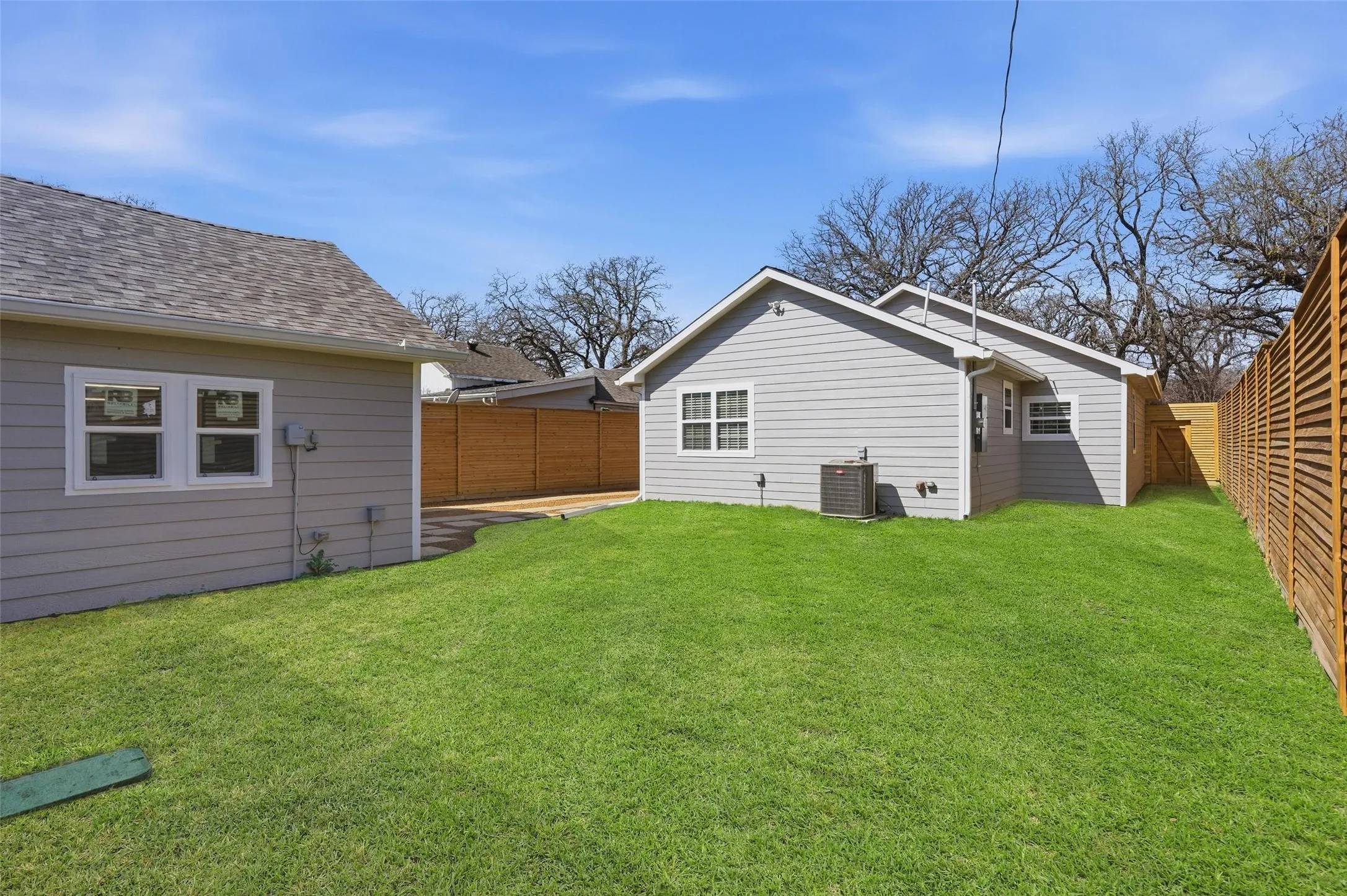 Single Family Residence For Sale in Dallas County , 2518 W Amherst Avenue, Dallas, Texas 75235, 3 Bedroom, 2 Bathroom, 1 Garage spaces, 1,554 Sqft, built in 1939, mls#21195916, Real Estate Agent in Dallas, Homes For Sale in Dallas county, Homes For Sale in Dallas, Realtor in Dallas Texas, Real Estate Brokerage Independent Realty Texas, Luminita Cordes Realtor