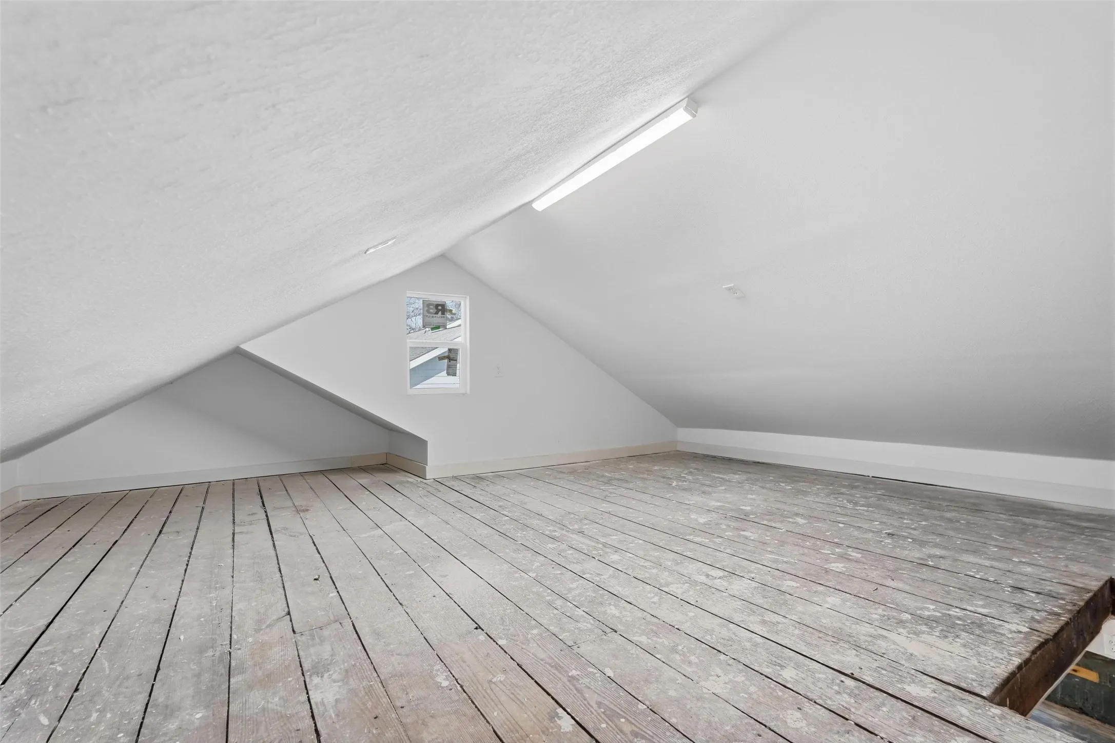 Huge storage or gaming/bonus room above the garage