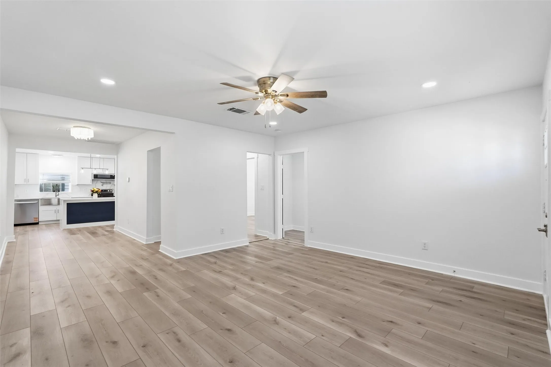 Single Family Residence For Sale in Dallas County , 2518 W Amherst Avenue, Dallas, Texas 75235, 3 Bedroom, 2 Bathroom, 1 Garage spaces, 1,554 Sqft, built in 1939, mls#21195916, Real Estate Agent in Dallas, Homes For Sale in Dallas county, Homes For Sale in Dallas, Realtor in Dallas Texas, Real Estate Brokerage Independent Realty Texas, Luminita Cordes Realtor