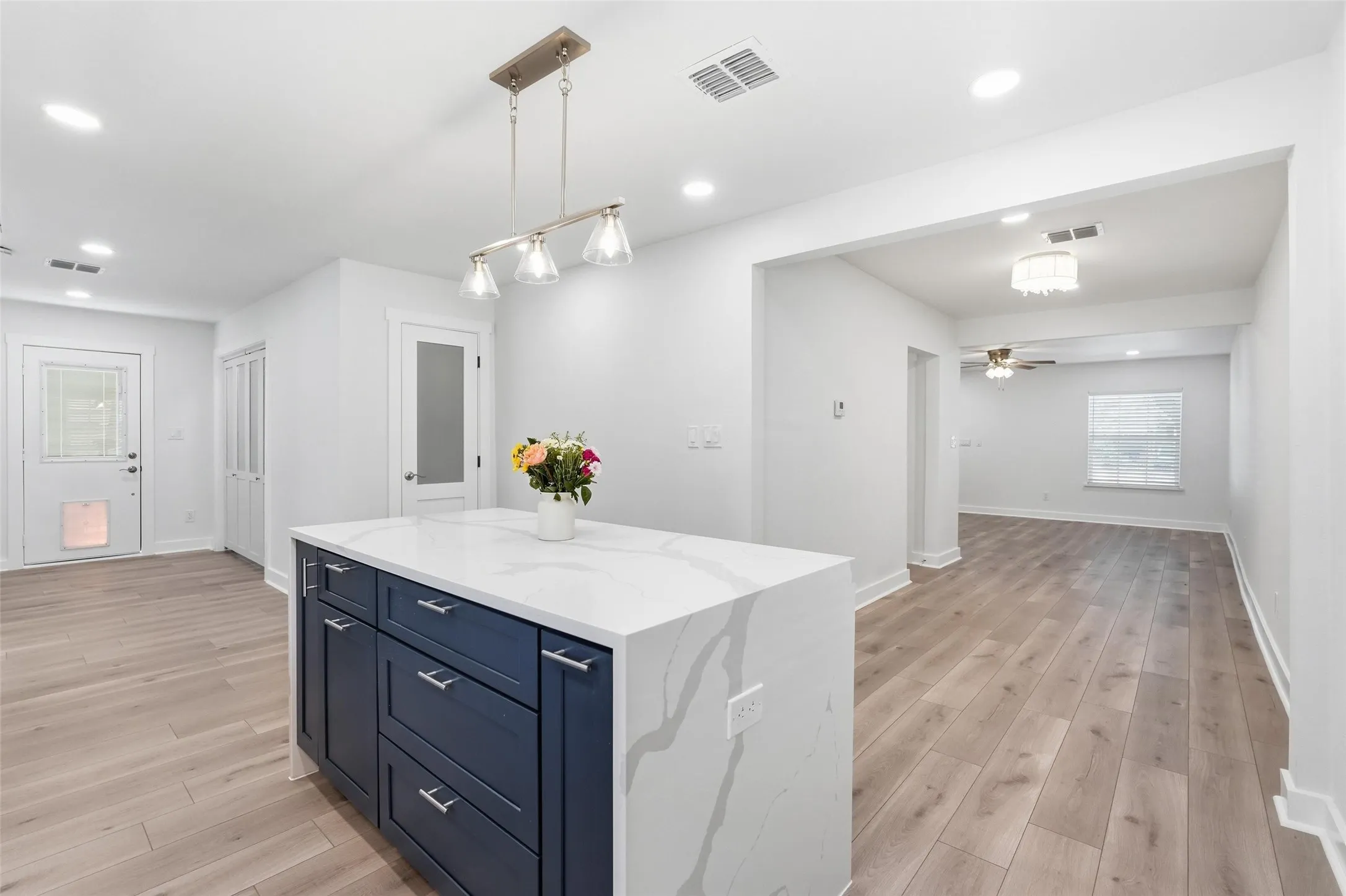 Single Family Residence For Sale in Dallas County , 2518 W Amherst Avenue, Dallas, Texas 75235, 3 Bedroom, 2 Bathroom, 1 Garage spaces, 1,554 Sqft, built in 1939, mls#21195916, Real Estate Agent in Dallas, Homes For Sale in Dallas county, Homes For Sale in Dallas, Realtor in Dallas Texas, Real Estate Brokerage Independent Realty Texas, Luminita Cordes Realtor