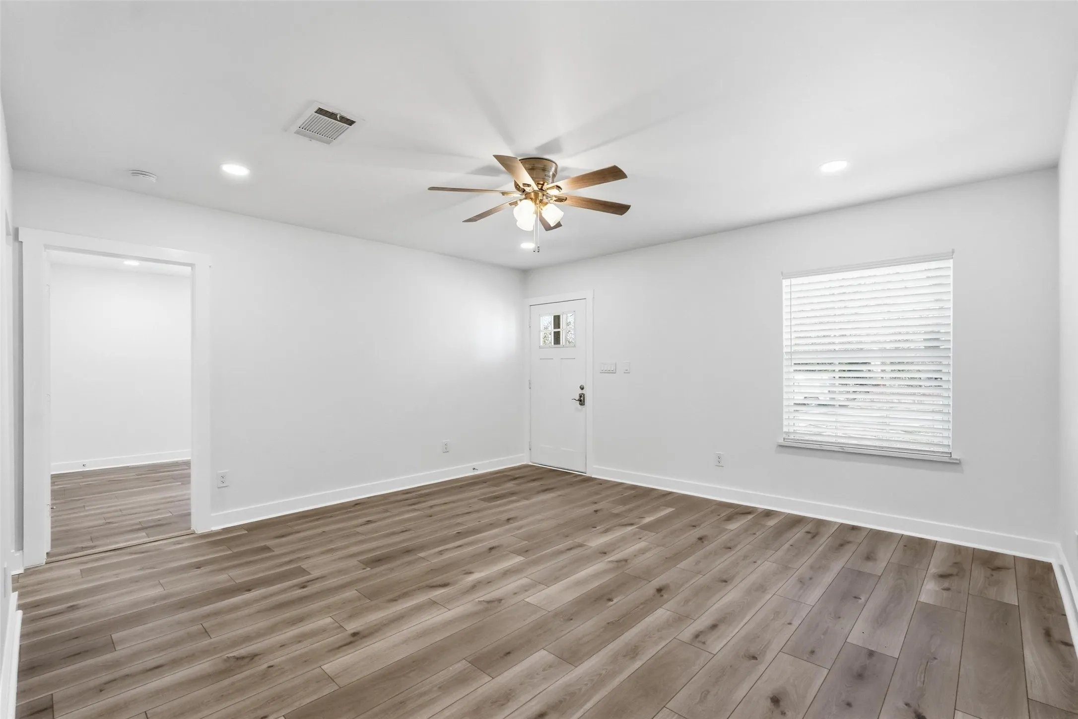 Single Family Residence For Sale in Dallas County , 2518 W Amherst Avenue, Dallas, Texas 75235, 3 Bedroom, 2 Bathroom, 1 Garage spaces, 1,554 Sqft, built in 1939, mls#21195916, Real Estate Agent in Dallas, Homes For Sale in Dallas county, Homes For Sale in Dallas, Realtor in Dallas Texas, Real Estate Brokerage Independent Realty Texas, Luminita Cordes Realtor