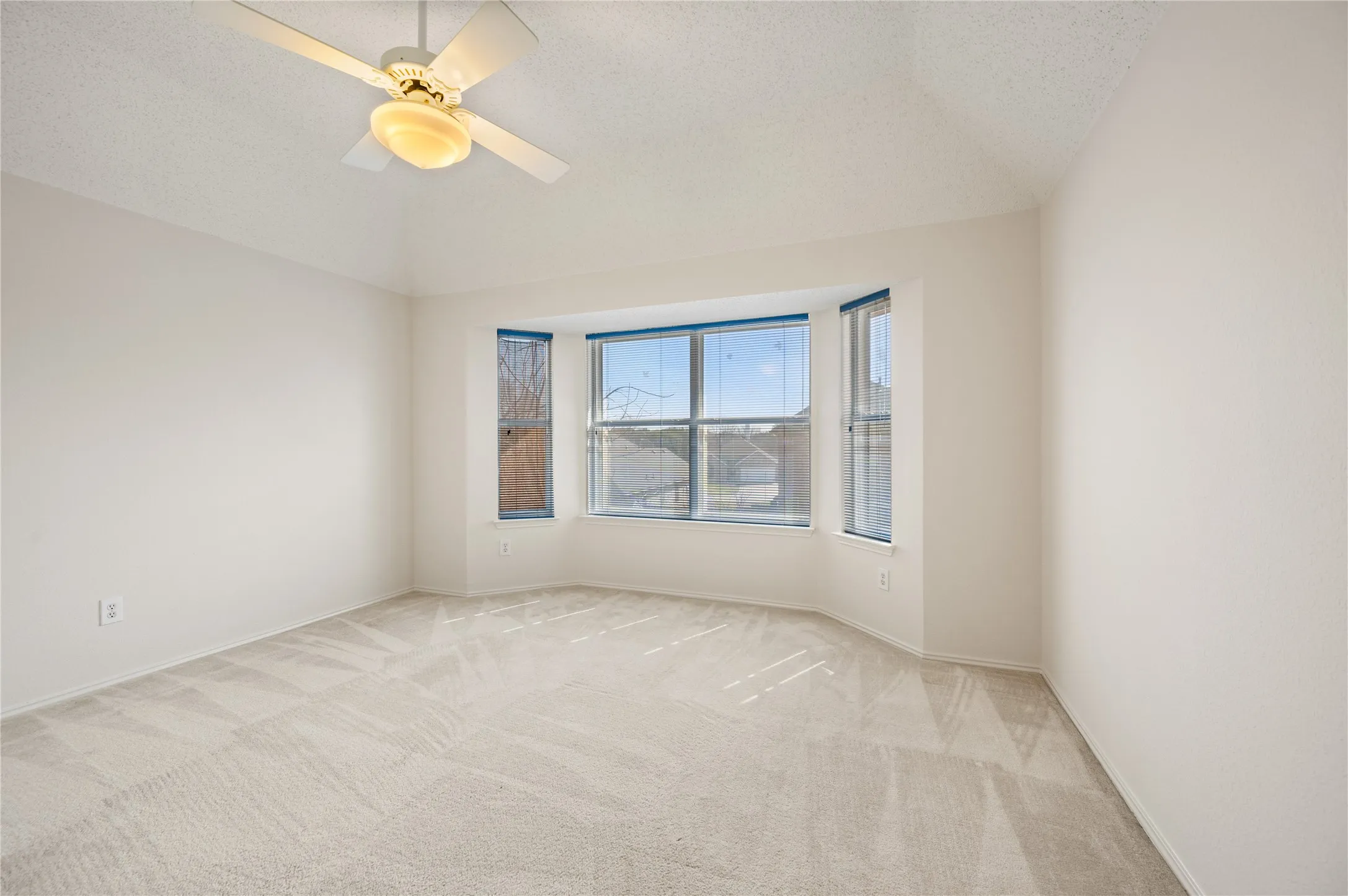 Single Family Residence For Sale in Tarrant County , 2705 Magnolia Lane, Grapevine, Texas 76051, 5 Bedroom, 4 Bathroom, 2 Garage spaces, 2,659 Sqft, built in 1996, Preowned, mls#21185529, Real Estate Agent in Grapevine, Homes For Sale in Tarrant county, Homes For Sale in Grapevine, Realtor in Grapevine Texas, Real Estate Brokerage Independent Realty Texas, Luminita Cordes Realtor