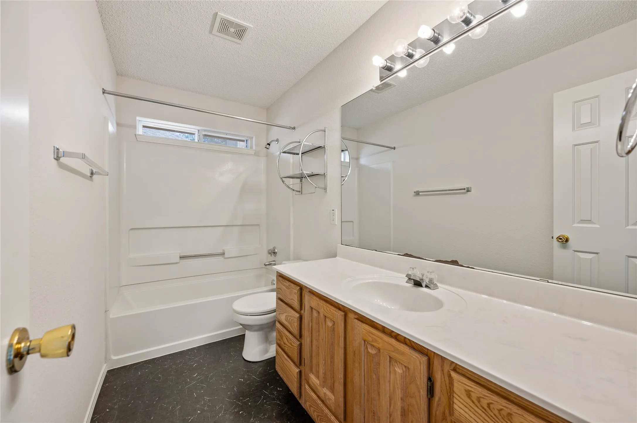Single Family Residence For Sale in Tarrant County , 2705 Magnolia Lane, Grapevine, Texas 76051, 5 Bedroom, 4 Bathroom, 2 Garage spaces, 2,659 Sqft, built in 1996, Preowned, mls#21185529, Real Estate Agent in Grapevine, Homes For Sale in Tarrant county, Homes For Sale in Grapevine, Realtor in Grapevine Texas, Real Estate Brokerage Independent Realty Texas, Luminita Cordes Realtor