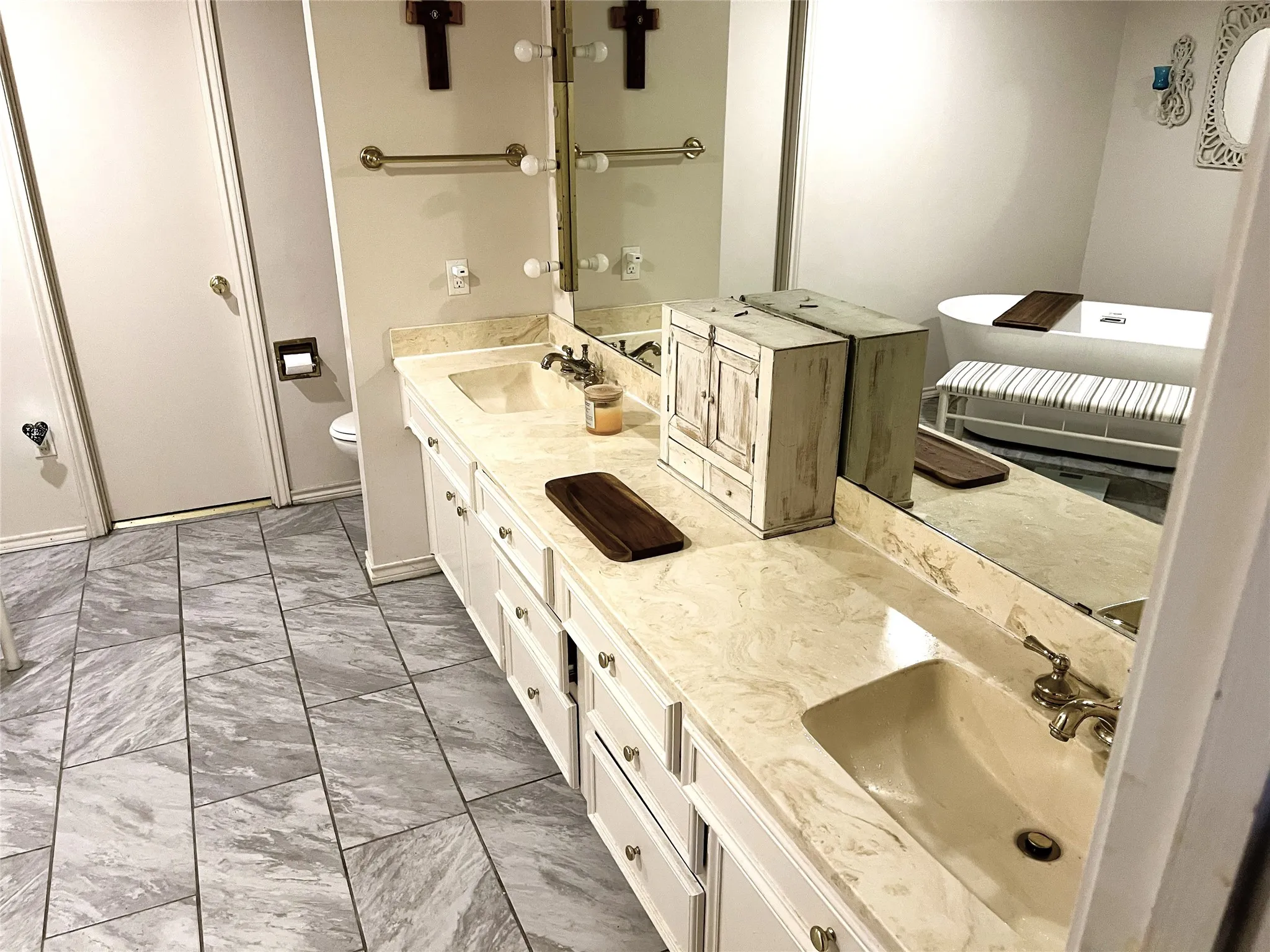 Single Family Residence For Sale in Limestone County , 203 Jane Street, Groesbeck, Texas 76642, 3 Bedroom, 3 Bathroom, 2 Garage spaces, 2,761 Sqft, built in 1981, mls#21184605, Real Estate Agent in Groesbeck, Homes For Sale in Limestone county, Homes For Sale in Groesbeck, Realtor in Groesbeck Texas, Real Estate Brokerage Independent Realty Texas, Luminita Cordes Realtor