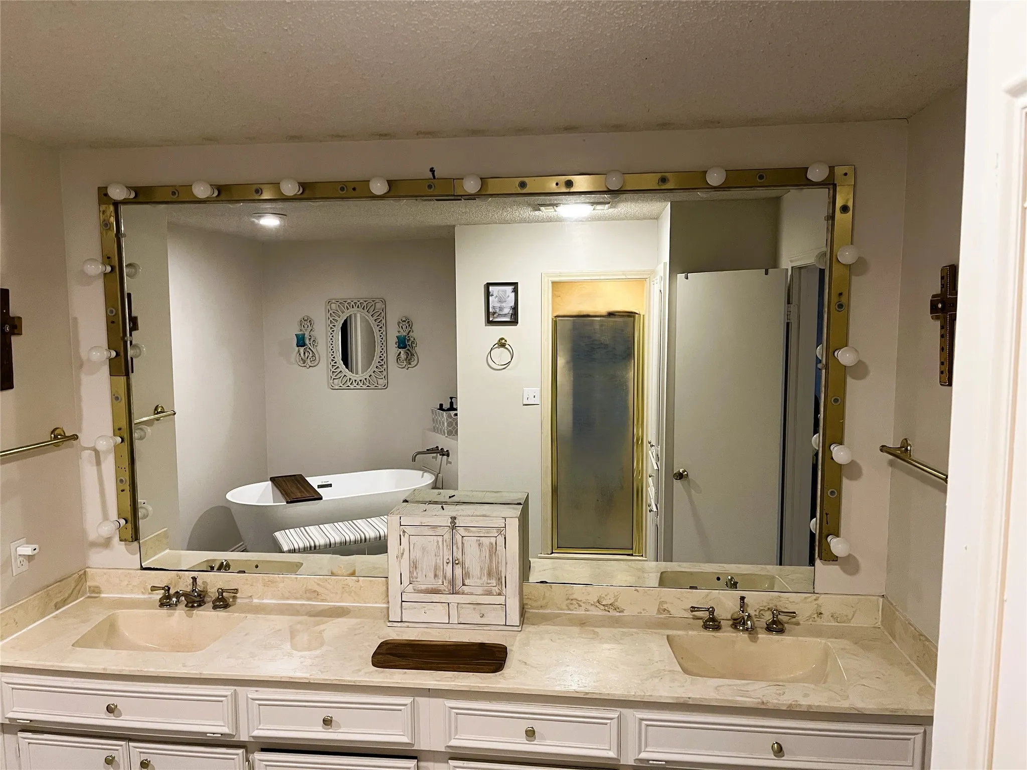 Single Family Residence For Sale in Limestone County , 203 Jane Street, Groesbeck, Texas 76642, 3 Bedroom, 3 Bathroom, 2 Garage spaces, 2,761 Sqft, built in 1981, mls#21184605, Real Estate Agent in Groesbeck, Homes For Sale in Limestone county, Homes For Sale in Groesbeck, Realtor in Groesbeck Texas, Real Estate Brokerage Independent Realty Texas, Luminita Cordes Realtor