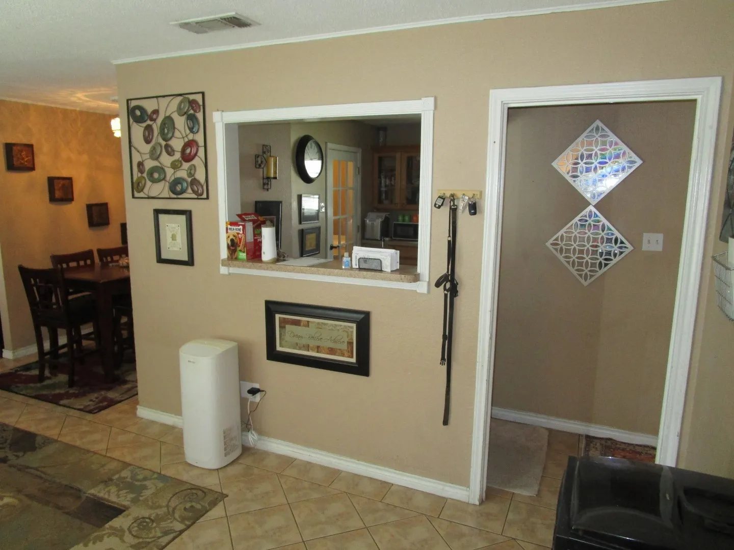 Single Family Residence For Sale in Tarrant County , 5204 Curzon Avenue, Fort Worth, Texas 76107, 3 Bedroom, 1 Bathroom, Garage spaces, 1,007 Sqft, built in 1951, mls#21197245, Real Estate Agent in Fort Worth, Homes For Sale in Tarrant county, Homes For Sale in Fort Worth, Realtor in Fort Worth Texas, Real Estate Brokerage Independent Realty Texas, Luminita Cordes Realtor