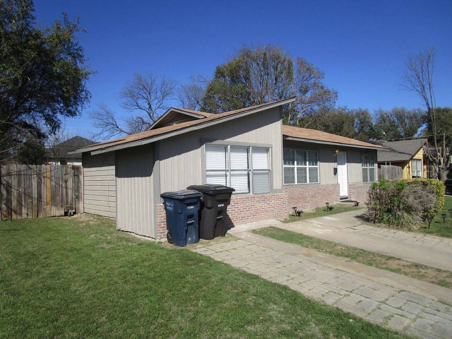 Single Family Residence For Sale in Tarrant County , 5204 Curzon Avenue, Fort Worth, Texas 76107, 3 Bedroom, 1 Bathroom, Garage spaces, 1,007 Sqft, built in 1951, mls#21197245, Real Estate Agent in Fort Worth, Homes For Sale in Tarrant county, Homes For Sale in Fort Worth, Realtor in Fort Worth Texas, Real Estate Brokerage Independent Realty Texas, Luminita Cordes Realtor