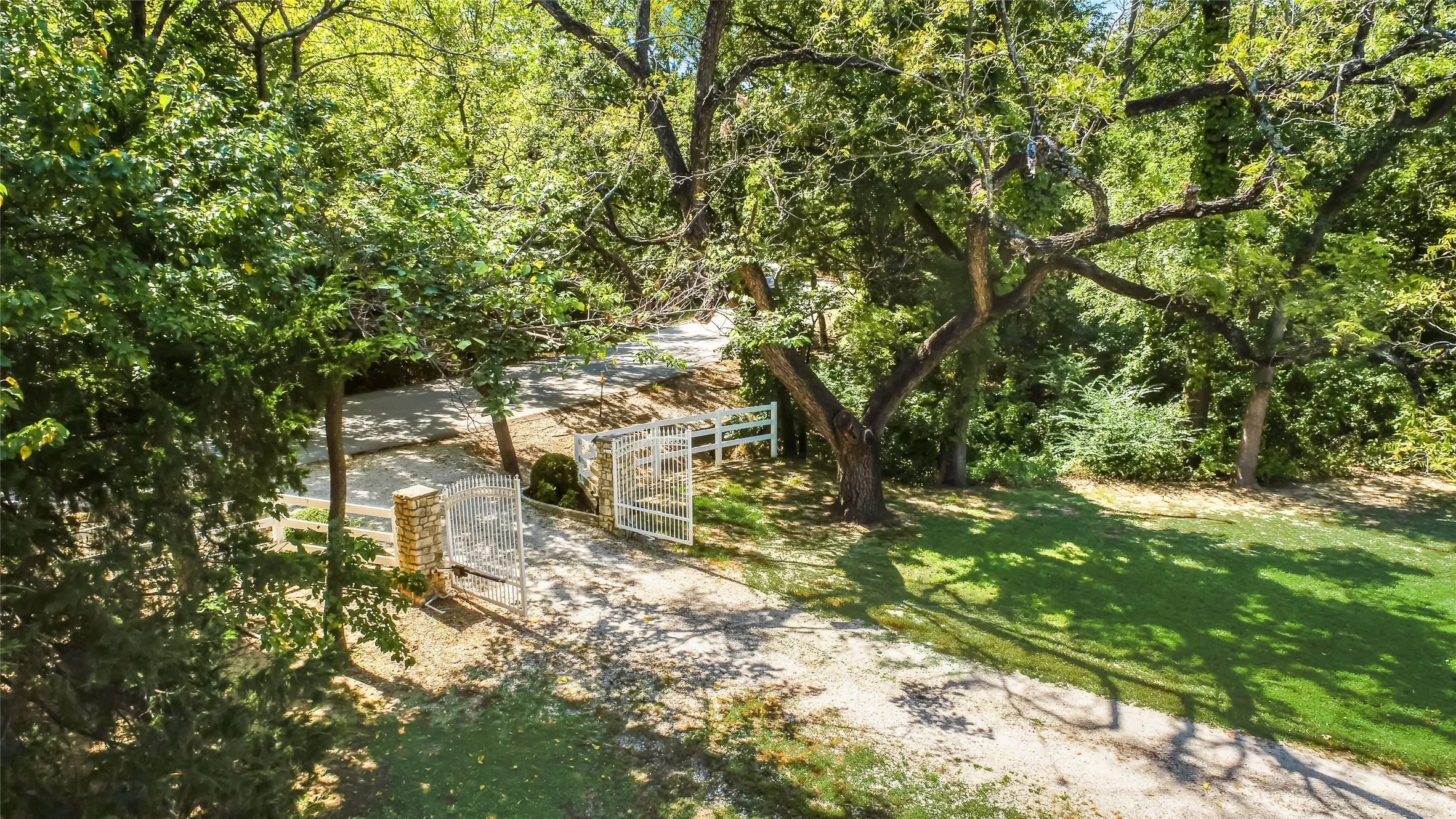 Single Family Residence For Sale in Tarrant County , 3325 Creek Road, Keller, Texas 76248, 3 Bedroom, 5 Bathroom, 3 Garage spaces, 3,470 Sqft, built in 1997, Preowned, mls#21197237, Real Estate Agent in Keller, Homes For Sale in Tarrant county, Homes For Sale in Keller, Realtor in Keller Texas, Real Estate Brokerage Independent Realty Texas, Luminita Cordes Realtor