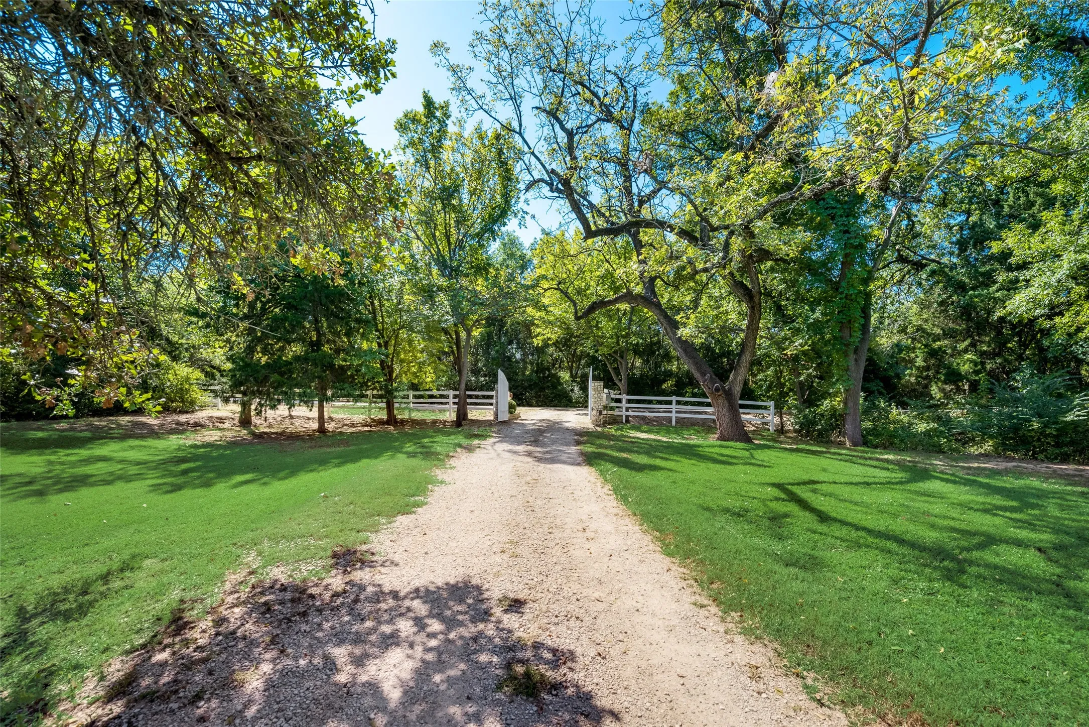 Single Family Residence For Sale in Tarrant County , 3325 Creek Road, Keller, Texas 76248, 3 Bedroom, 5 Bathroom, 3 Garage spaces, 3,470 Sqft, built in 1997, Preowned, mls#21197237, Real Estate Agent in Keller, Homes For Sale in Tarrant county, Homes For Sale in Keller, Realtor in Keller Texas, Real Estate Brokerage Independent Realty Texas, Luminita Cordes Realtor