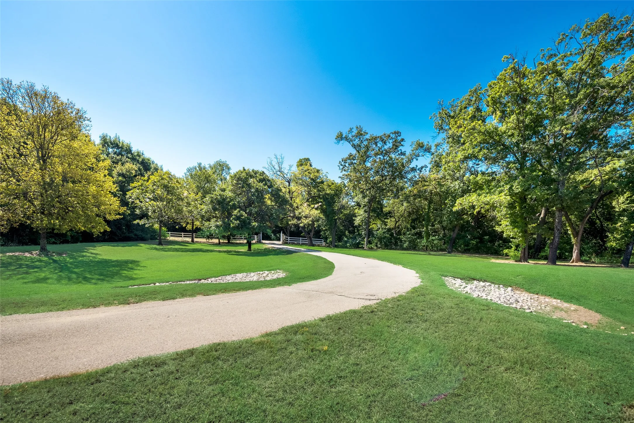 Single Family Residence For Sale in Tarrant County , 3325 Creek Road, Keller, Texas 76248, 3 Bedroom, 5 Bathroom, 3 Garage spaces, 3,470 Sqft, built in 1997, Preowned, mls#21197237, Real Estate Agent in Keller, Homes For Sale in Tarrant county, Homes For Sale in Keller, Realtor in Keller Texas, Real Estate Brokerage Independent Realty Texas, Luminita Cordes Realtor