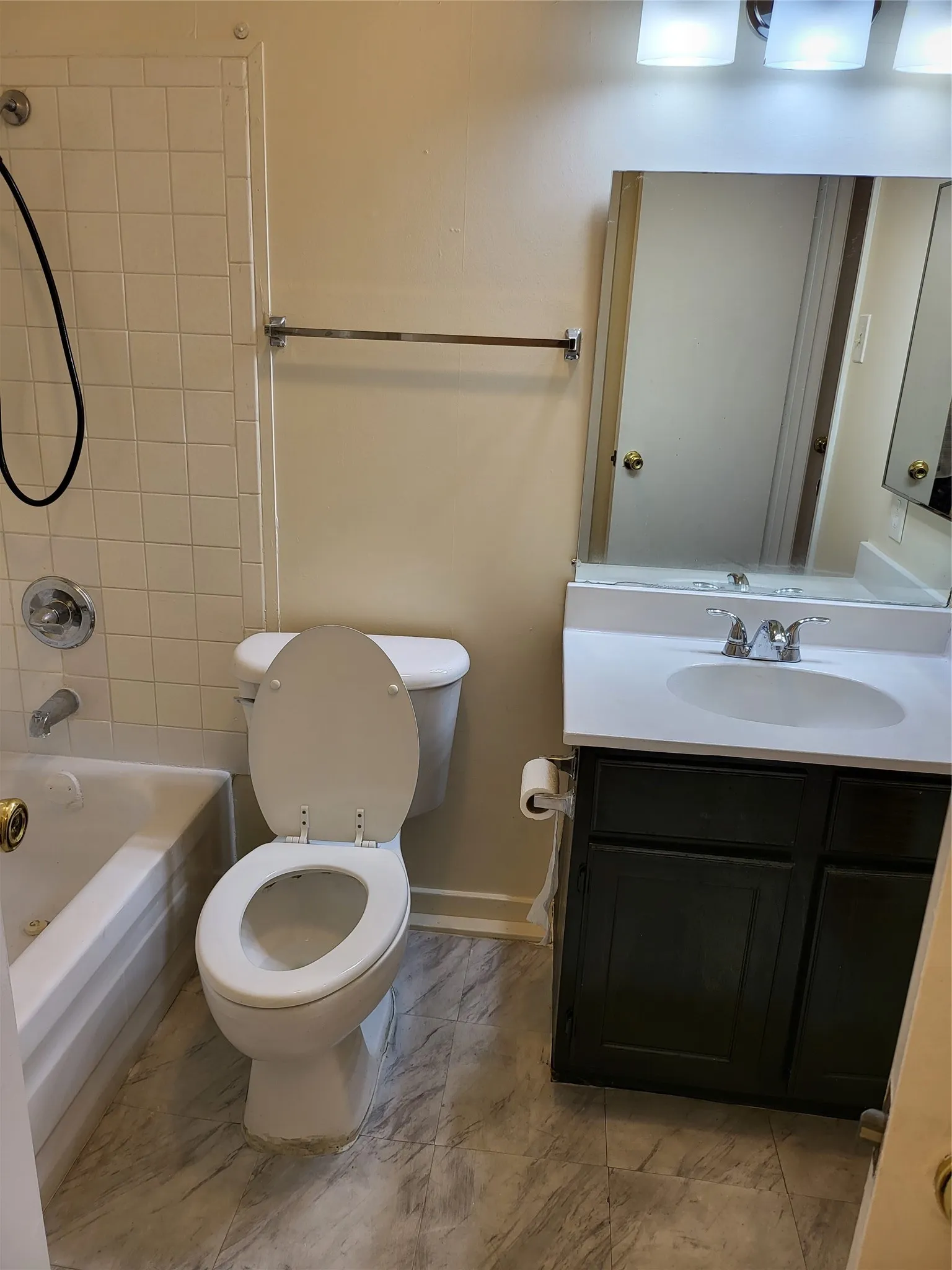Condominium For Rent in Dallas County , 6900 Skillman Street 111, Dallas, Texas 75231, 2 Bedroom, 2 Bathroom, Garage spaces, 1,024 Sqft, built in 1981, Preowned, mls#21197262, Real Estate Agent in Dallas, Homes For Rent in Dallas county, Homes For Rent in Dallas, Realtor in Dallas Texas, Real Estate Brokerage Independent Realty Texas, Luminita Cordes Realtor