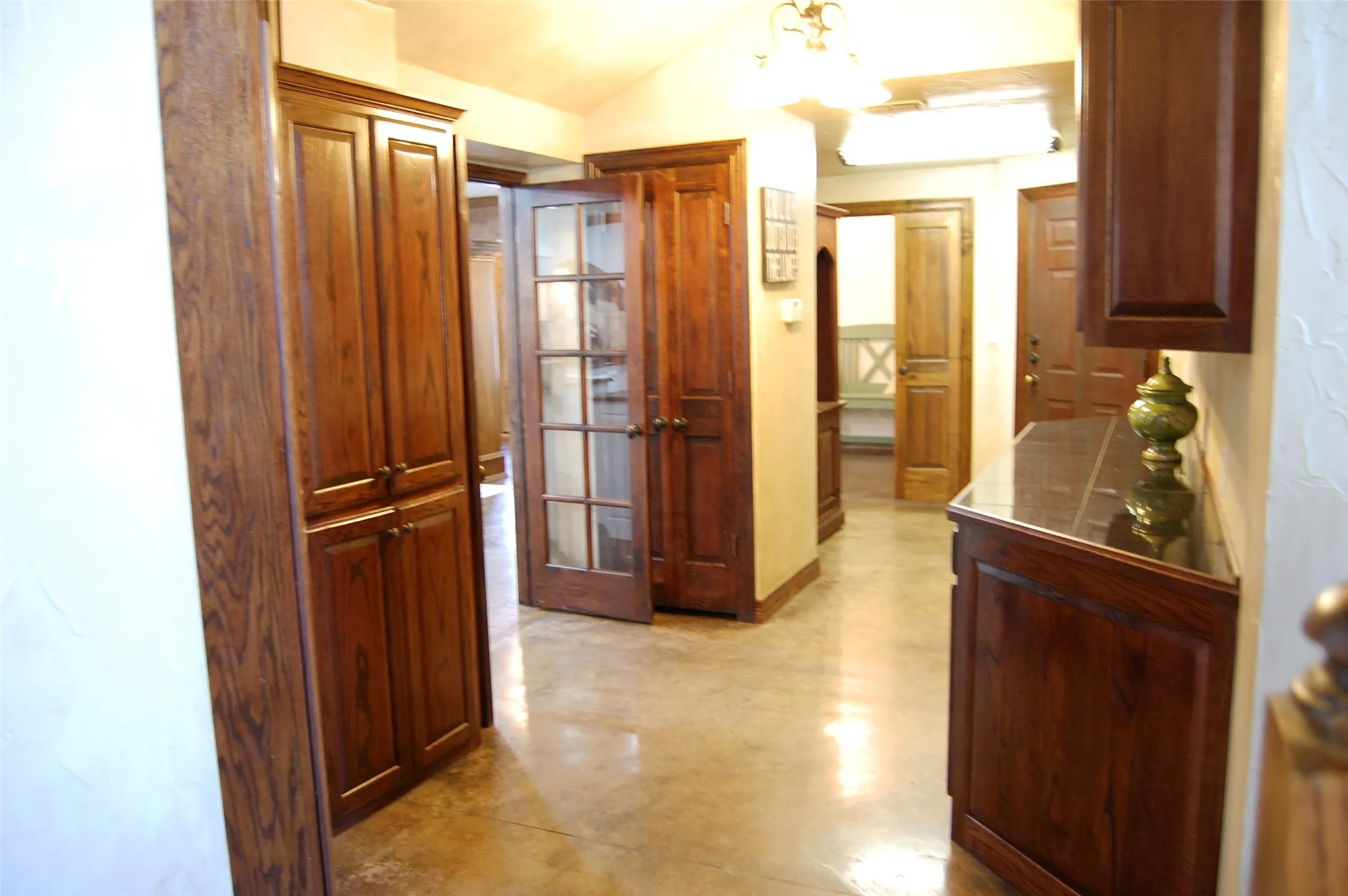 Single Family Residence For Sale in Young County , 917 East Street, Graham, Texas 76450, 4 Bedroom, 4 Bathroom, 2 Garage spaces, 5,151 Sqft, built in 1997, Preowned, mls#21192205, Real Estate Agent in Graham, Homes For Sale in Young county, Homes For Sale in Graham, Realtor in Graham Texas, Real Estate Brokerage Independent Realty Texas, Luminita Cordes Realtor