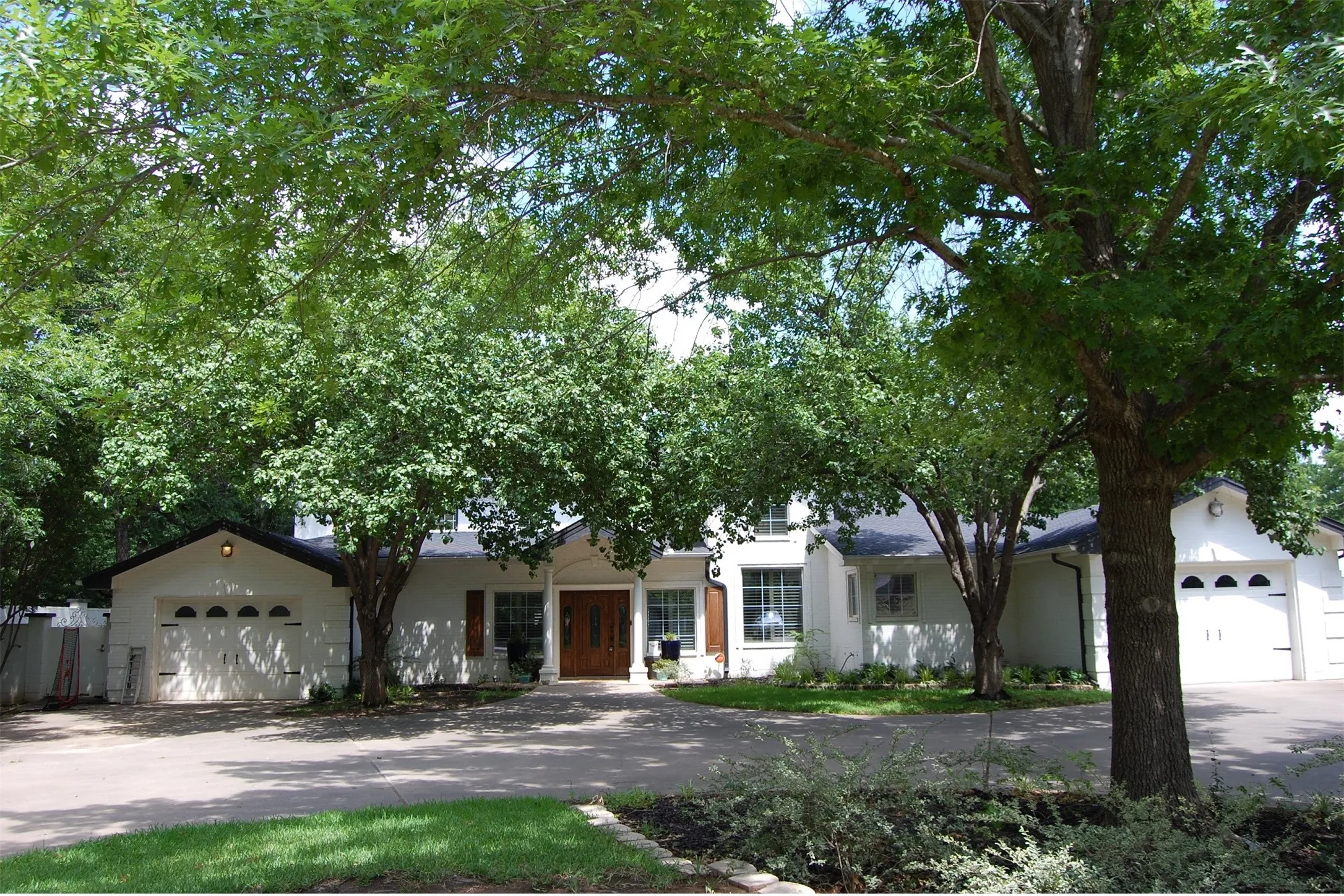 Single Family Residence For Sale in Young County , 917 East Street, Graham, Texas 76450, 4 Bedroom, 4 Bathroom, 2 Garage spaces, 5,151 Sqft, built in 1997, Preowned, mls#21192205, Real Estate Agent in Graham, Homes For Sale in Young county, Homes For Sale in Graham, Realtor in Graham Texas, Real Estate Brokerage Independent Realty Texas, Luminita Cordes Realtor