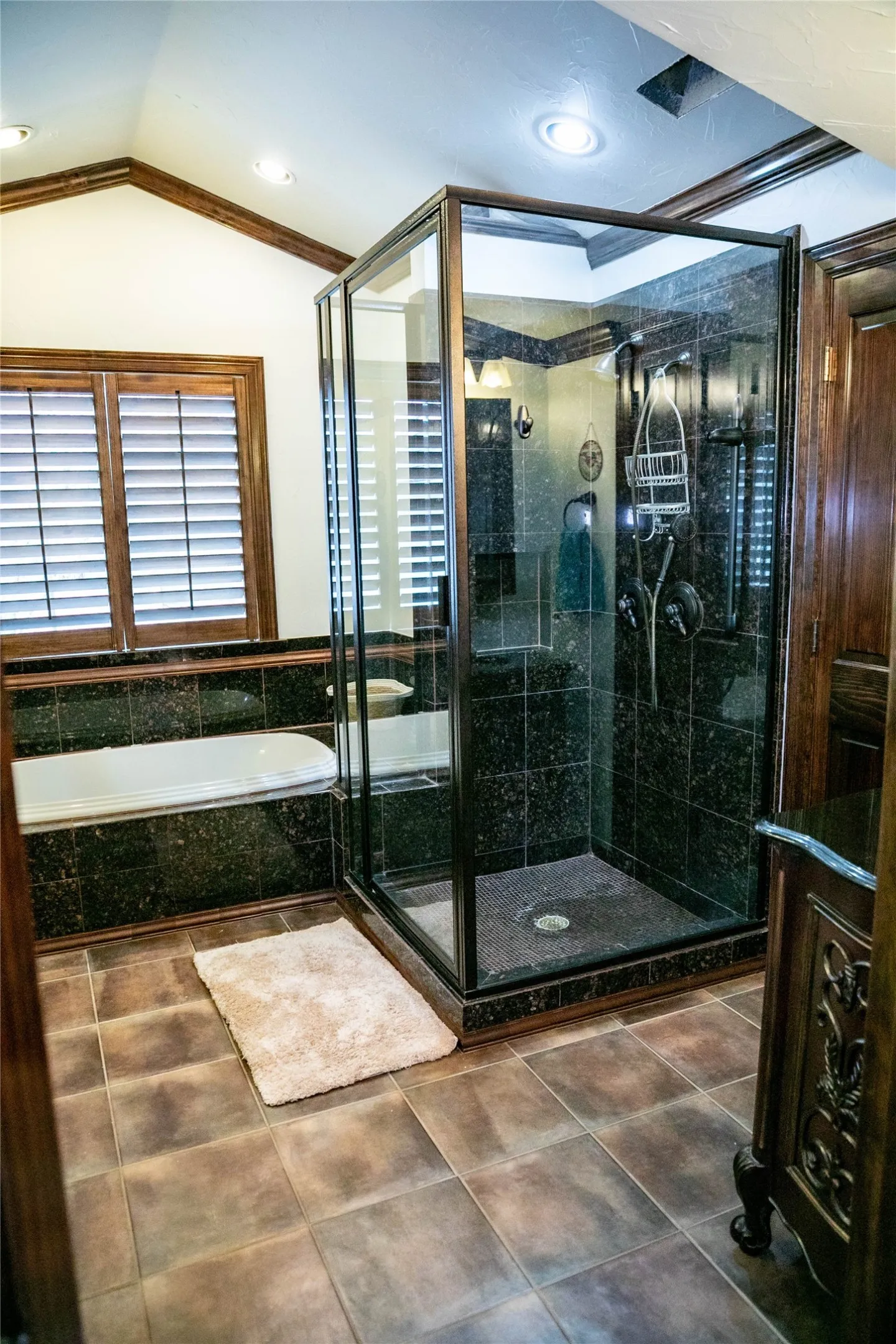 2nd Primary ensuite with separate shower and bathtub