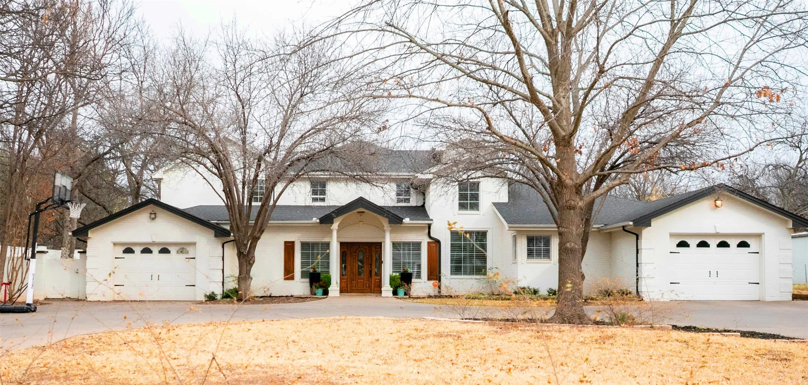 Single Family Residence For Sale in Young County , 917 East Street, Graham, Texas 76450, 4 Bedroom, 4 Bathroom, 2 Garage spaces, 5,151 Sqft, built in 1997, Preowned, mls#21192205, Real Estate Agent in Graham, Homes For Sale in Young county, Homes For Sale in Graham, Realtor in Graham Texas, Real Estate Brokerage Independent Realty Texas, Luminita Cordes Realtor