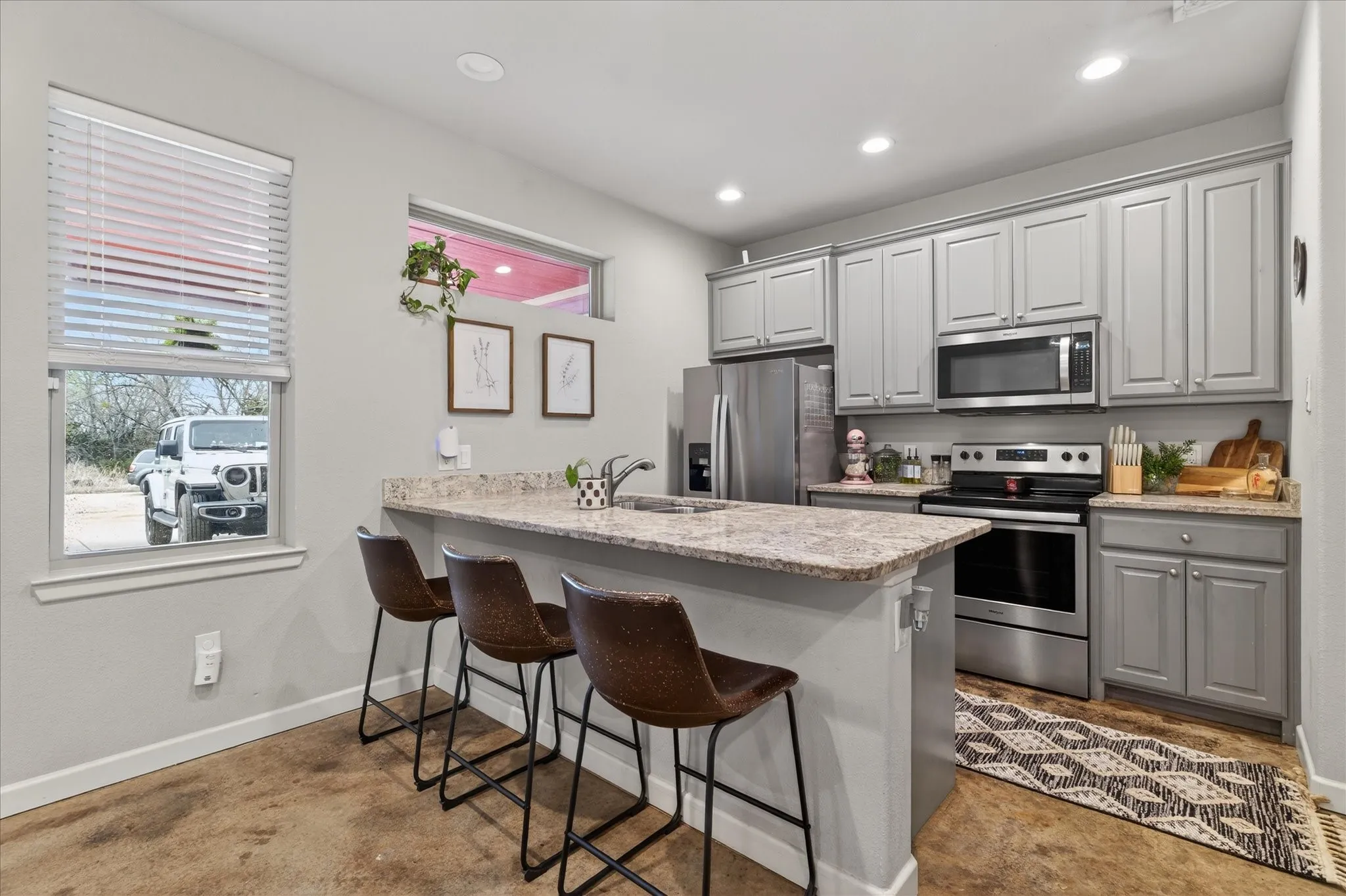 Kitchen breakfast bar