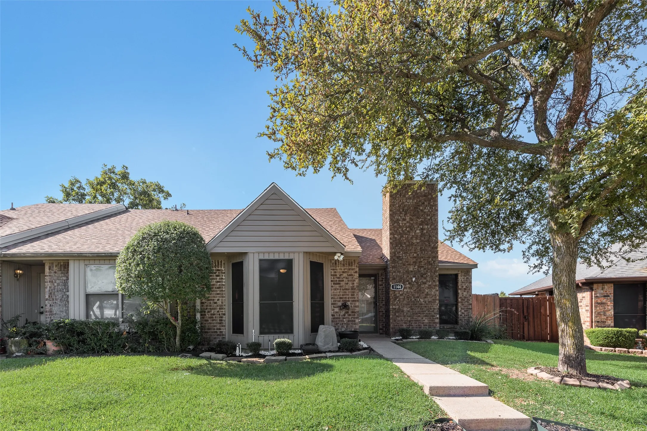 Single Family Residence For Sale in Dallas County , 1144 Morningside Court, Mesquite, Texas 75150, 2 Bedroom, 1 Bathroom, Garage spaces, 908 Sqft, built in 1986, mls#21197123, Real Estate Agent in Mesquite, Homes For Sale in Dallas county, Homes For Sale in Mesquite, Realtor in Mesquite Texas, Real Estate Brokerage Independent Realty Texas, Luminita Cordes Realtor