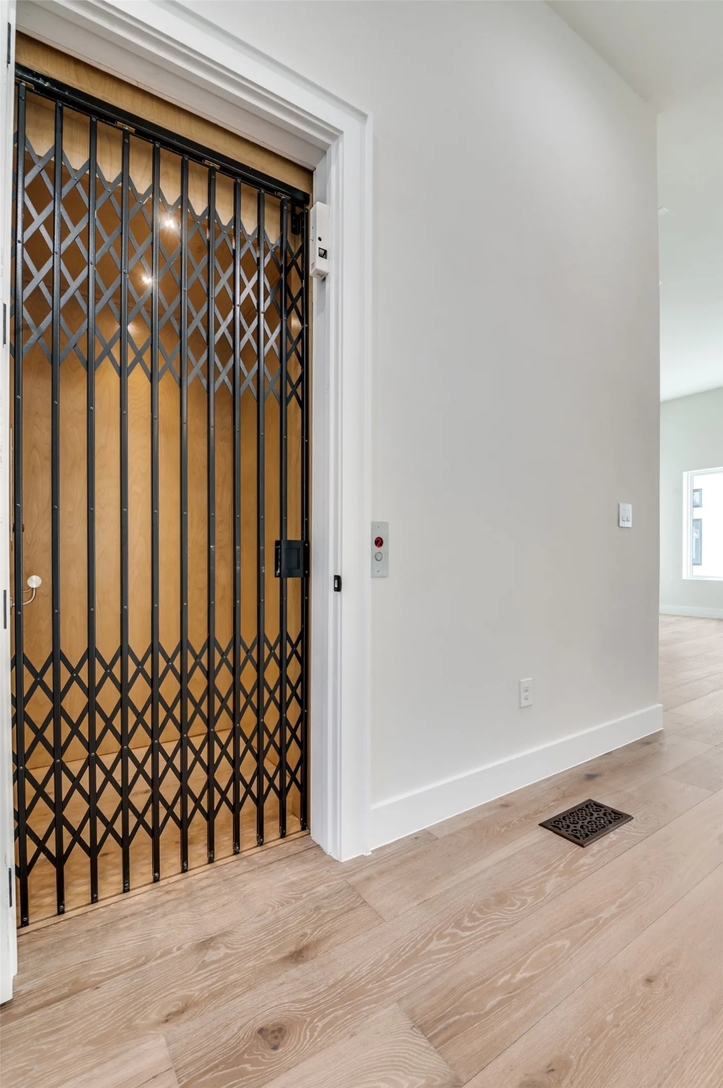 Elevator services all floors